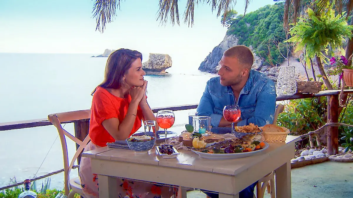 In einer traumhaften Kulisse genießen Nadine und Filip bei gutem Essen ihr Einzeldate.