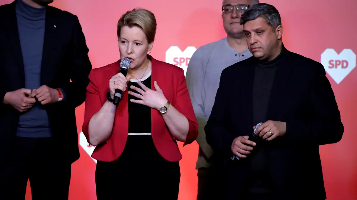 Franziska Giffey, Regierende Buergermeisterin von Berlin, auf der Wahlparty der SPD im Festsaal Kreuzberg nach der ersten Hochrechnung, mit Raed Saleh, Vorsitzender der SPD-Fraktion im Abgeordnetenhaus, DEU, Berlin, 12.02.2023 *** Franziska Giffey, governing mayor of Berlin, at the election party of the SPD in the Festsaal Kreuzberg after the first projection, with Raed Saleh, chairman of the SPD faction in the House of Representatives, DEU, Berlin, 12 02 2023