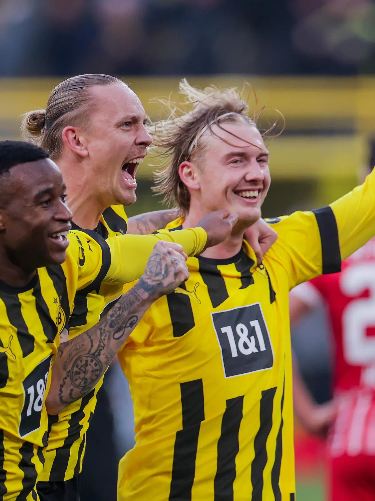 04.02.2023, Fussball, Saison 2022/2023, 1. Bundesliga, 19. Spieltag, Borussia Dortmund - SC Freiburg, v. l. Youssoufa Moukoko Borussia Dortmund, Marius Wolf Borussia Dortmund, Julian Brandt Borussia Dortmund bejubeln das Tor zum 4:1, xRHR-FOTO/DEx *** 04 02 2023, Football, Season 2022 2023, 1 Bundesliga, Matchday 19, Borussia Dortmund SC Freiburg, v l Youssoufa Moukoko Borussia Dortmund , Marius Wolf Borussia Dortmund , Julian Brandt Borussia Dortmund celebrate the goal to 4 1, xRHR PHOTO DEx Copyright: DennisxEwert/RHR-FOTOx RHR-FOTO/DE