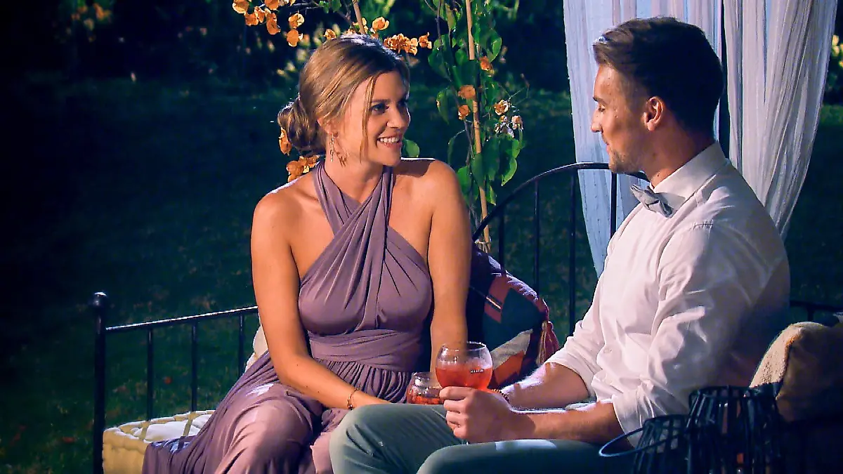 Auch Alexander nutzt die Nacht der Rosen um sich mit Nadine in einem Einzelgespräch zu unterhalten.