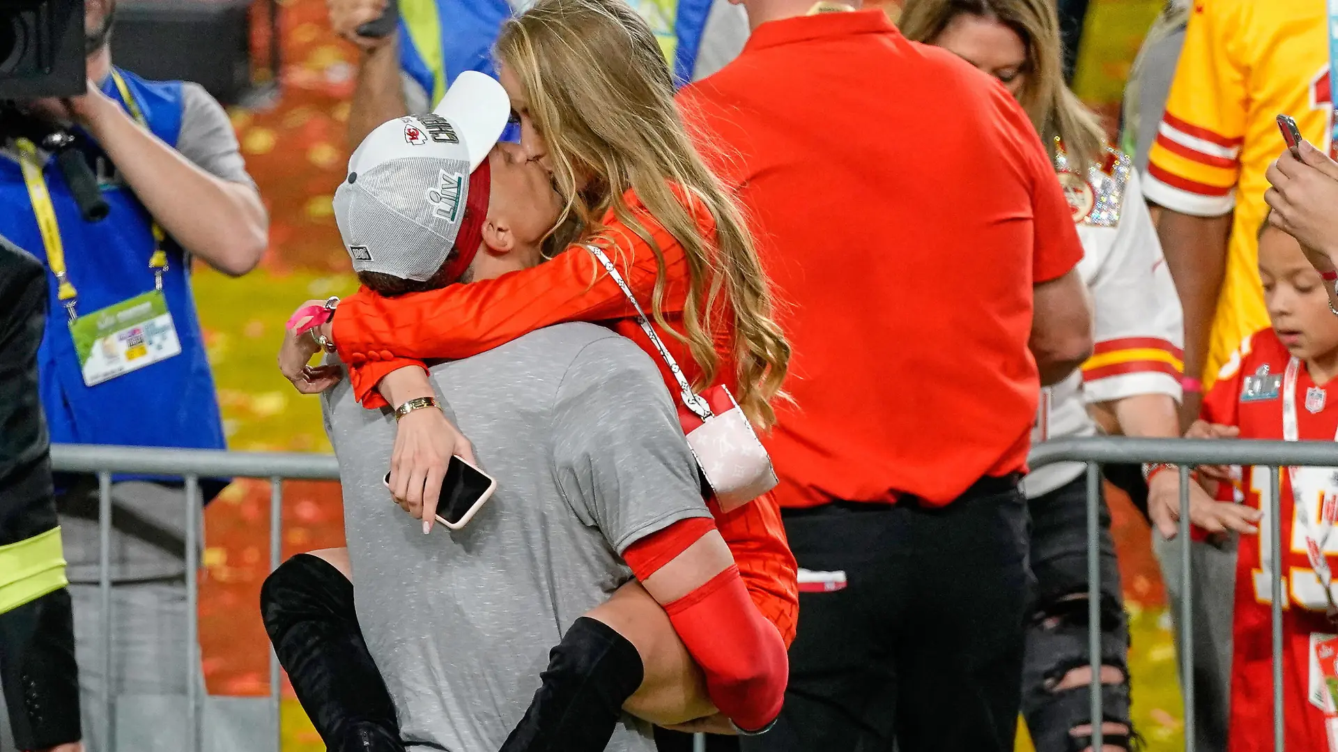 February 2, 2020, Miami Gardens, FL, USA: MIAMI GARDENS, FL - FEBRUARY 02: Kansas City Chiefs quarterback Patrick Mahomes 15 celebrates with girlfriend and high school sweetheart Brittany Matthews after game action during the Super Bowl LIV game between the Kansas City Chiefs and the San Francisco 49ers on February 2, 2020 at Hard Rock Stadium, in Miami Gardens, FL. /Icon Sportswire Miami Gardens USA - ZUMAi88_ 20200202_zaf_i88_1052 Copyright: xRobinxAlamx