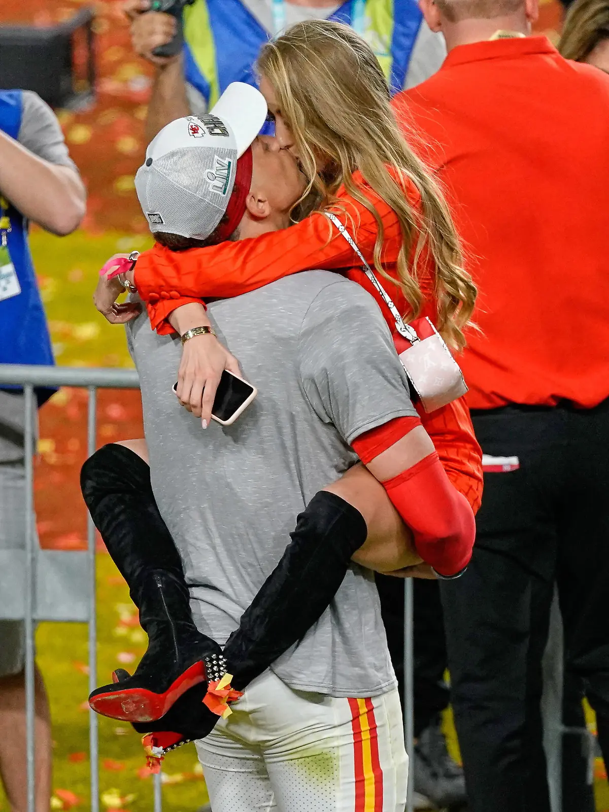 February 2, 2020, Miami Gardens, FL, USA: MIAMI GARDENS, FL - FEBRUARY 02: Kansas City Chiefs quarterback Patrick Mahomes 15 celebrates with girlfriend and high school sweetheart Brittany Matthews after game action during the Super Bowl LIV game between the Kansas City Chiefs and the San Francisco 49ers on February 2, 2020 at Hard Rock Stadium, in Miami Gardens, FL.  /Icon Sportswire Miami Gardens USA - ZUMAi88_ 20200202_zaf_i88_1052 Copyright: xRobinxAlamx