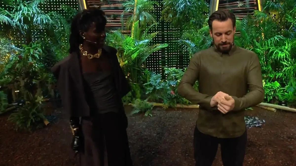 Papis Loveday macht Jan Köppen ein ganz besonderes Geschenk: ein heißes Hemd.