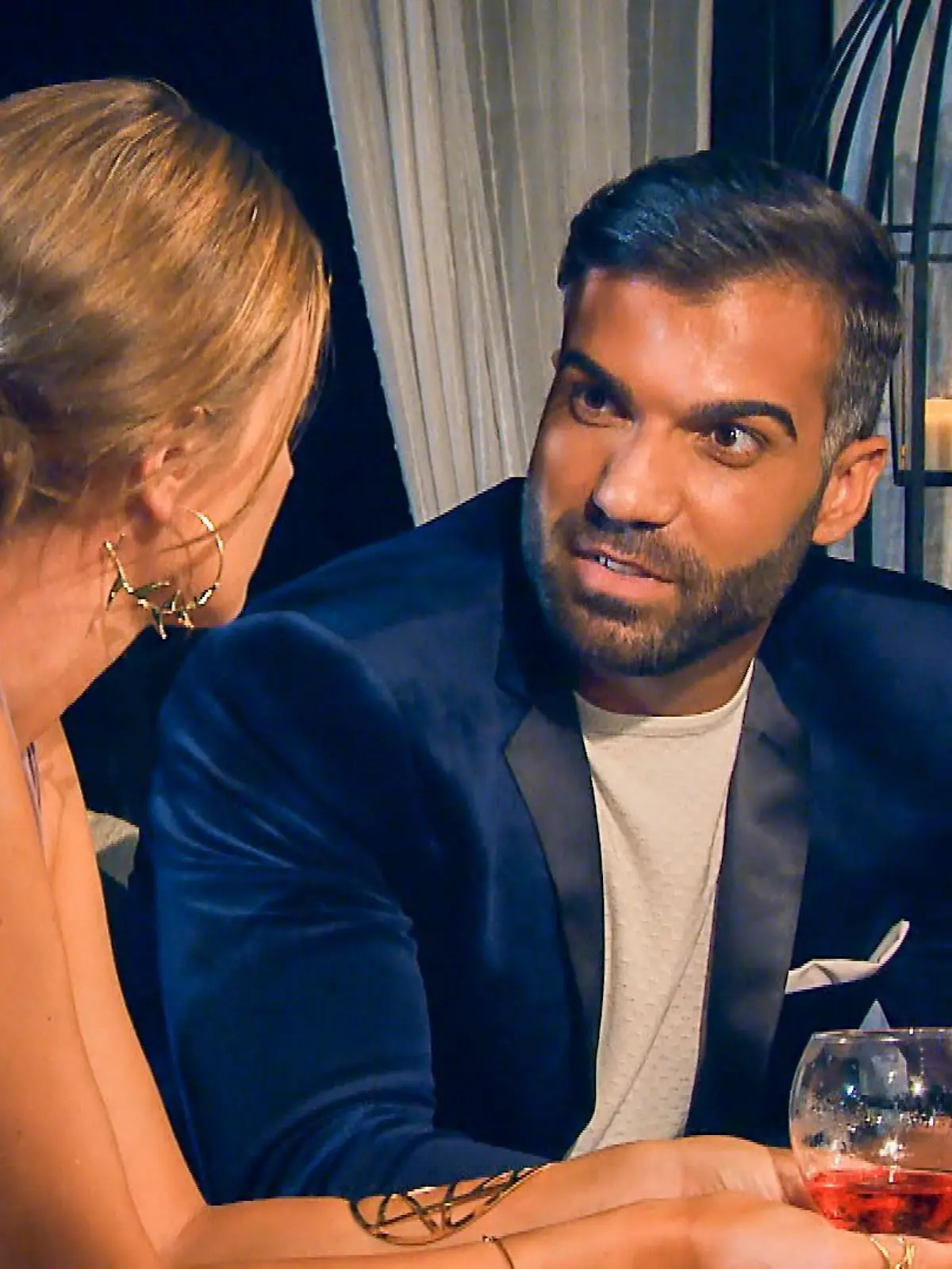 Rafi nutzt die Nacht der Rosen um sich mit Nadine in einem Einzelgespräch zu unterhalten.