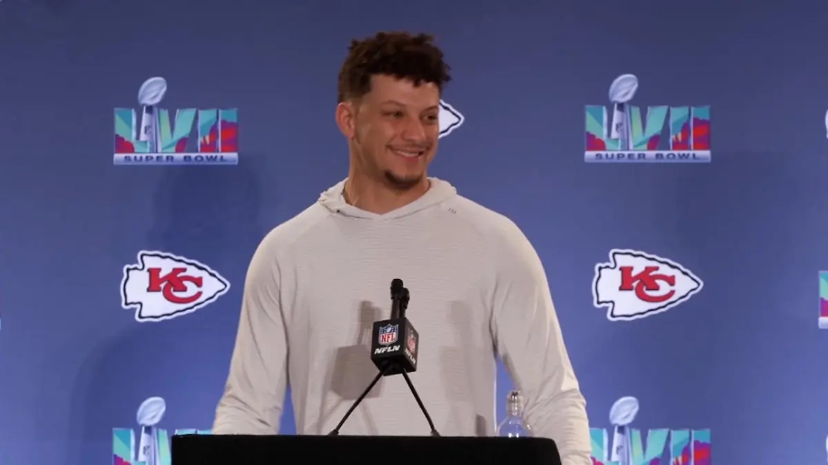 Patrick Mahomes wird von Reporter veräppelt NFL-Star fällt auf Trickfrage rein