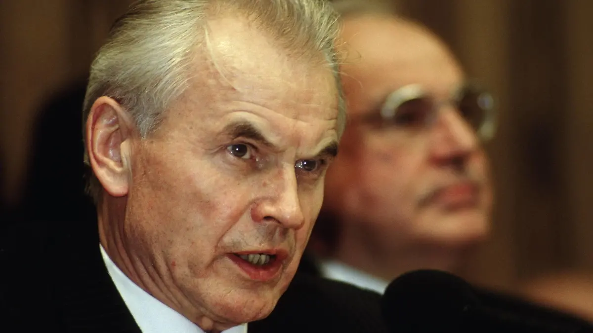 Hans MODROW , Vorsitzender des Ministerrates der DDR , und Bundeskanzler Helmut KOHL , CDU , in Bonn , Februar 1990 Hans MODROW , Chairman of the Council of Ministers of GDR , and Chancellor Helmut KOHL , CDU , in Bonn , February 1990
Hans Modrow Chairman the Council of Ministers the GDR and Federal Chancellor Helmut Kohl CDU in Bonn February 1990 Hans Modrow Chairman of The Council of Minister of GDR and Chancellor Helmut Kohl CDU in Bonn February 1990