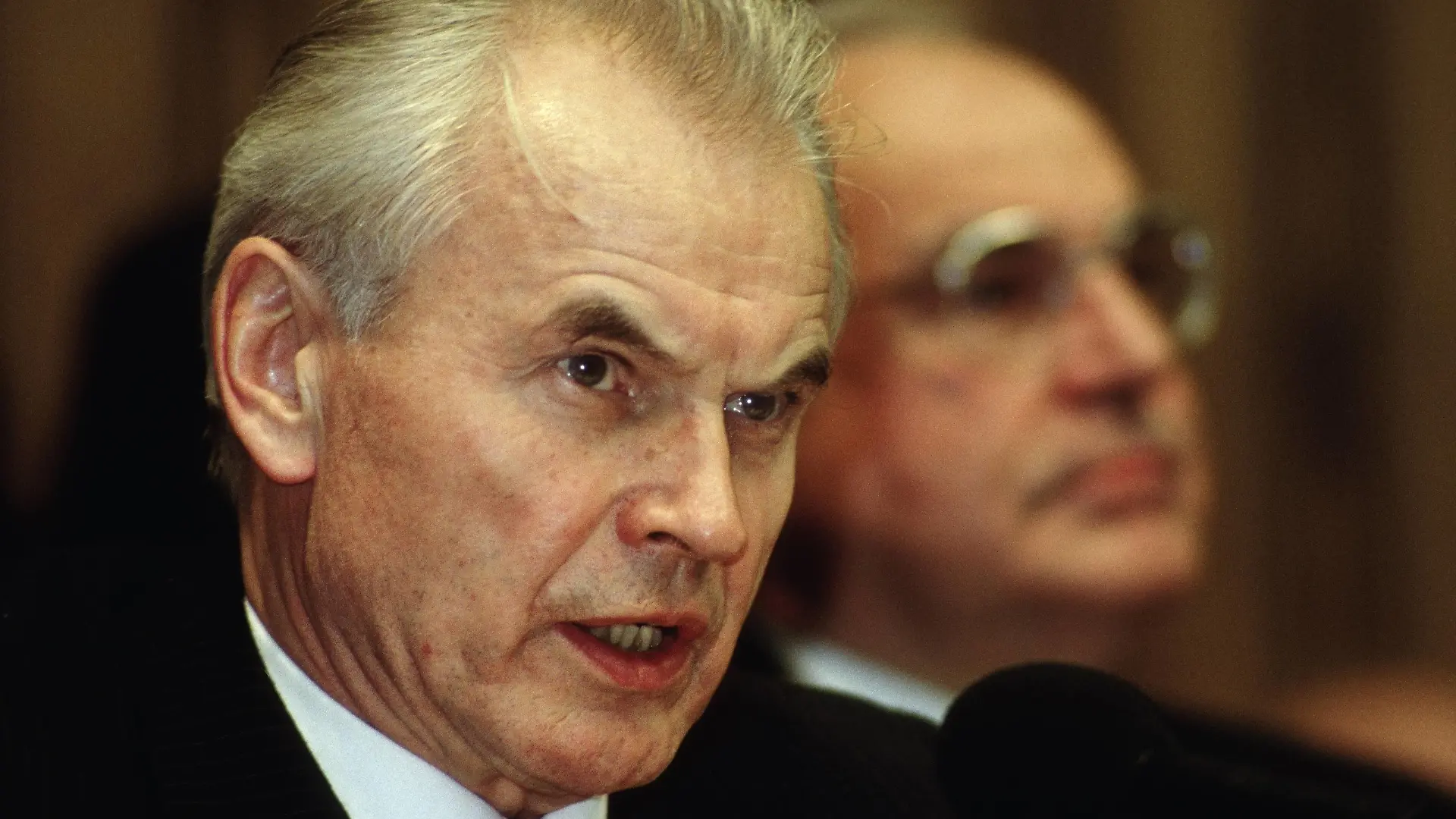 Hans MODROW , Vorsitzender des Ministerrates der DDR , und Bundeskanzler Helmut KOHL , CDU , in Bonn , Februar 1990 Hans MODROW , Chairman of the Council of Ministers of GDR , and Chancellor Helmut KOHL , CDU , in Bonn , February 1990
Hans Modrow Chairman the Council of Ministers the GDR and Federal Chancellor Helmut Kohl CDU in Bonn February 1990 Hans Modrow Chairman of The Council of Minister of GDR and Chancellor Helmut Kohl CDU in Bonn February 1990