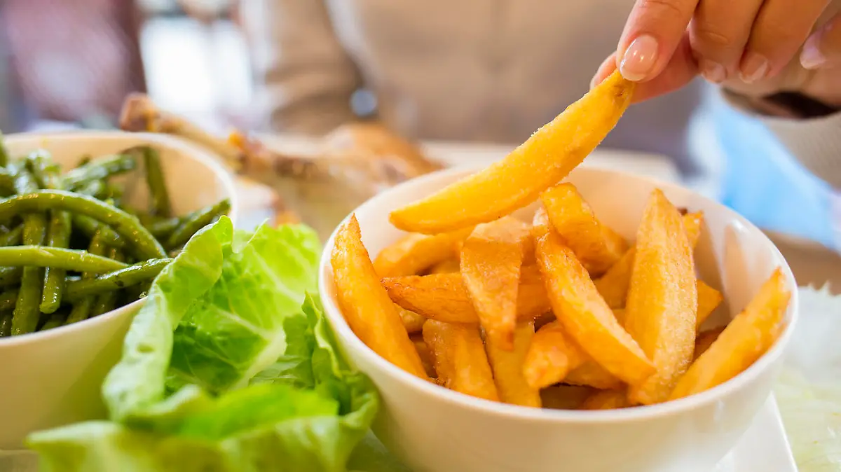 Knusprige Pommes aus der Heißluftfritteuse