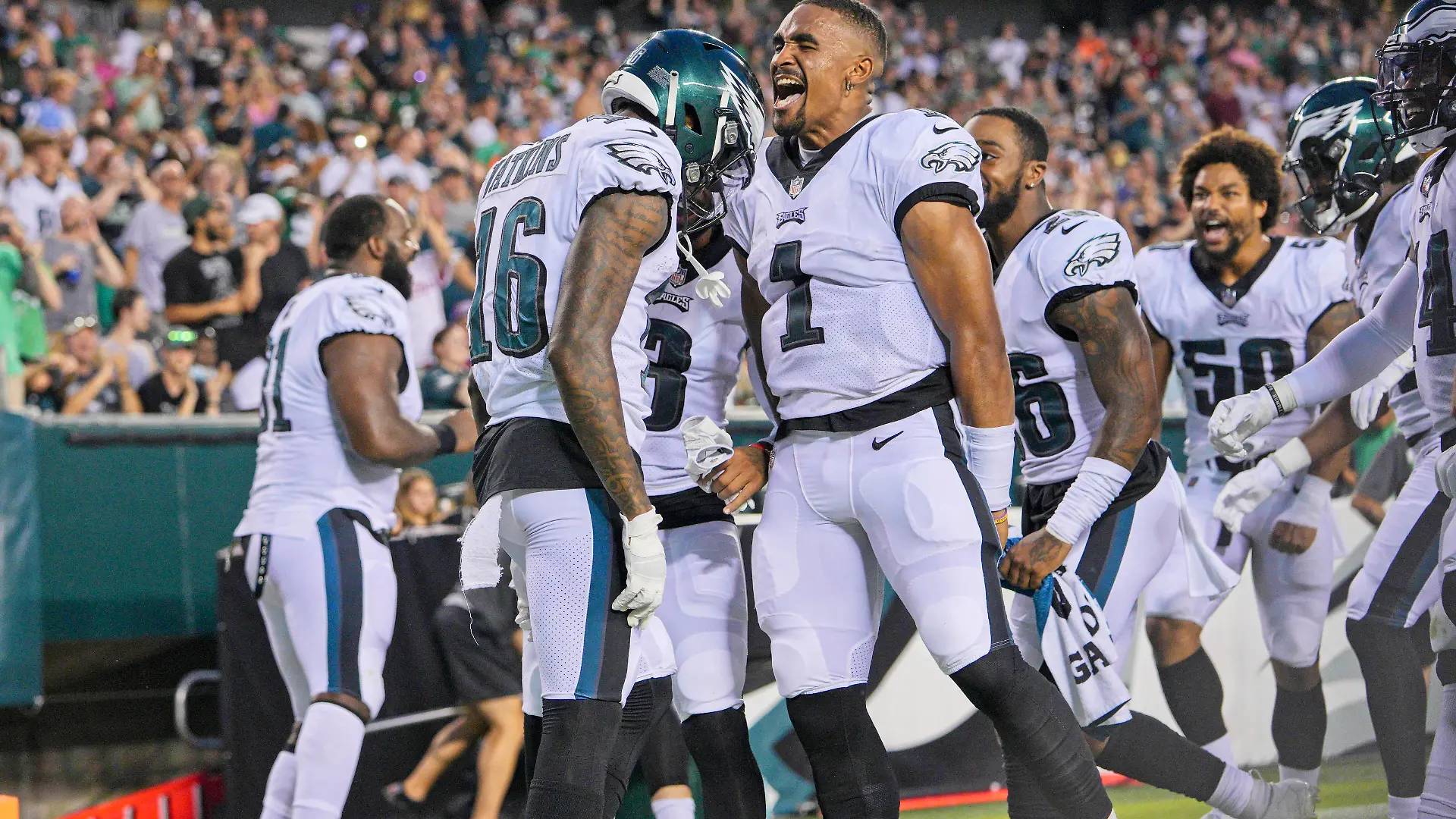 Sport Bilder des Tages PHILADELPHIA, PA - AUGUST 12: Philadelphia Eagles wide receiver Quez Watkins 16 celebrates his touchdown with Philadelphia Eagles quarterback Jalen Hurts 1 during the preseason game between the Philadelphia Eagles and the Pittsburgh Steelers on August 12, 2021 at Lincoln Financial Field in Philadelphia, PA. Photo by Andy Lewis/Icon Sportswire NFL, American Football Herren, USA AUG 12 Preseason - Steelers at Eagles Icon210812020