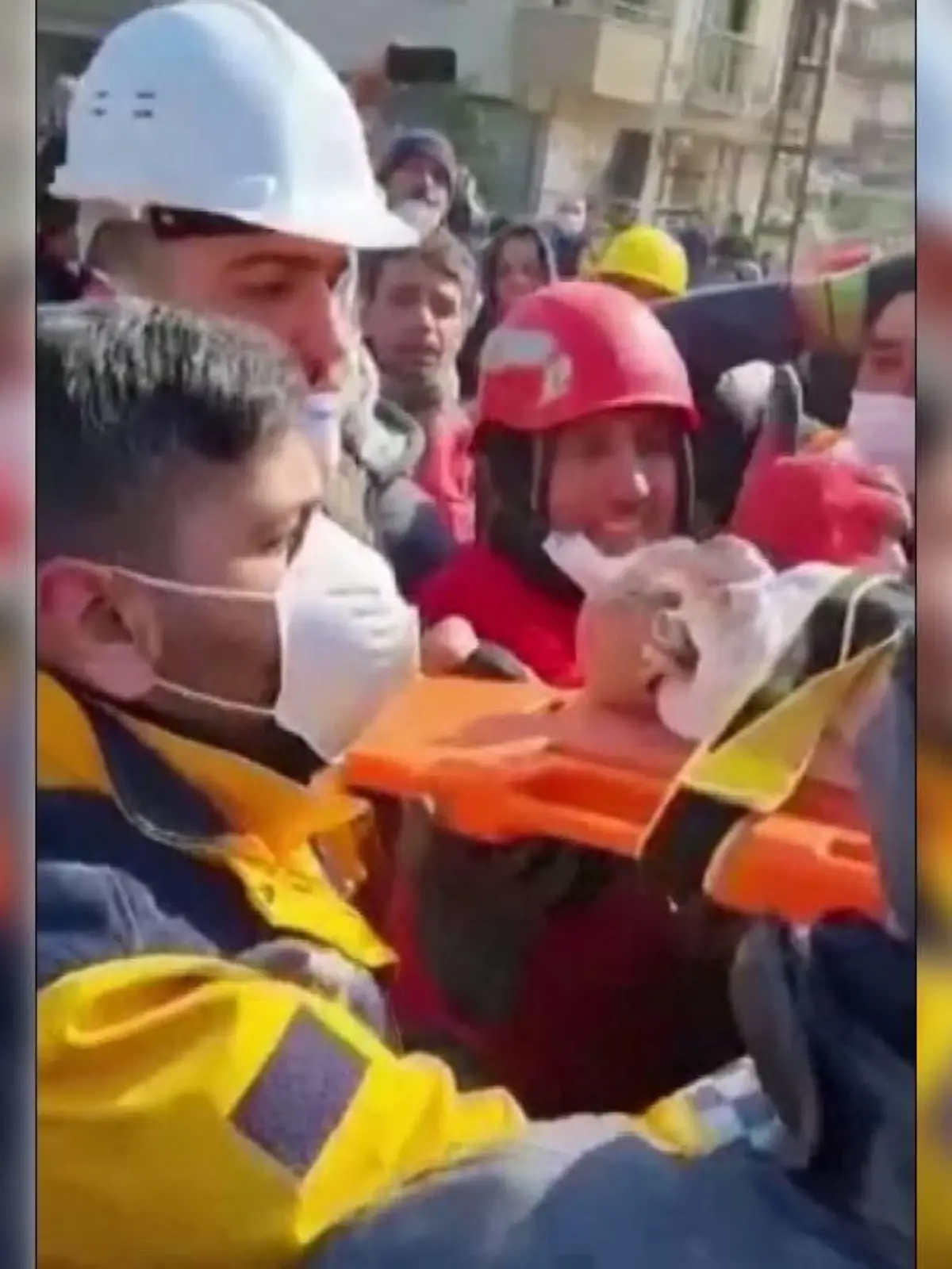 Das Baby konnte in der Provinz Hatay lebend geborgen werden.