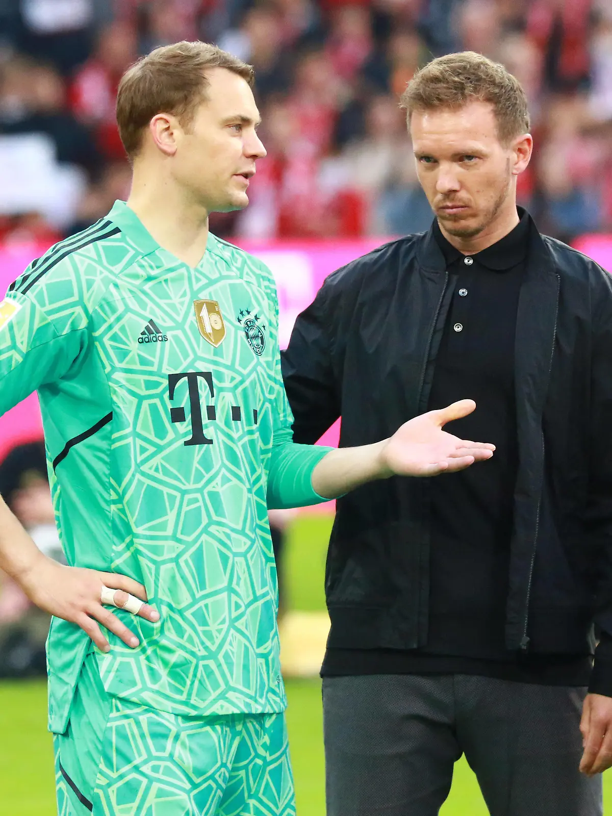 Trainer Julian Nagelsmann im Gespraech mit 1 Manuel Neuer FCB Fussball /1. BL / FC Bayern Muenchen - VfB Stuttgart / 08.05.2022 / Allianz Arena / FOTO: Mladen Lackovic / LakoPress *** Coach Julian Nagelsmann in conversation with 1 Manuel Neuer FCB Football 1 BL FC Bayern Muenchen VfB Stuttgart 08 05 2022 Allianz Arena PHOTO Mladen Lackovic LakoPress