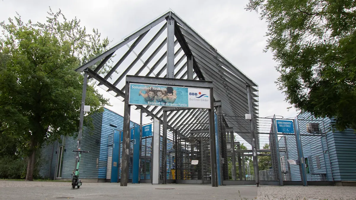 ARCHIV - 12.07.2023, Berlin: Geschlossen sind die Zugänge zum Columbiabad in Neukölln. Nach einer Auseinandersetzung mit Jugendlichen am Wochenende ist das Columbiabad in Berlin weiterhin geschlossen. Nach Gewalt und Rangeleien auch im Columbiabad werden Ein- und Ausgänge des Freibades in Berlin-Neukölln von diesem Freitag an per Video überwacht. (zu dpa: «Ein- und Ausgänge von Columbiabad werden videoüberwacht») Foto: Paul Zinken/dpa +++ dpa-Bildfunk +++
