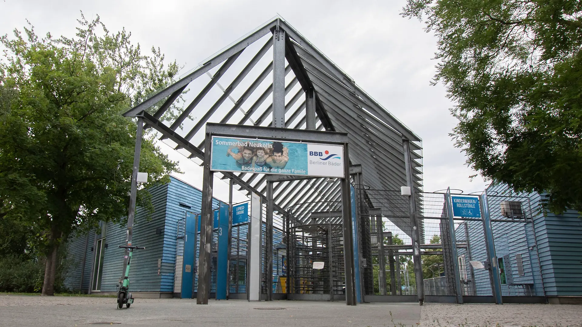 ARCHIV - 12.07.2023, Berlin: Geschlossen sind die Zugänge zum Columbiabad in Neukölln. Nach einer Auseinandersetzung mit Jugendlichen am Wochenende ist das Columbiabad in Berlin weiterhin geschlossen. Nach Gewalt und Rangeleien auch im Columbiabad werden Ein- und Ausgänge des Freibades in Berlin-Neukölln von diesem Freitag an per Video überwacht. (zu dpa: «Ein- und Ausgänge von Columbiabad werden videoüberwacht») Foto: Paul Zinken/dpa +++ dpa-Bildfunk +++