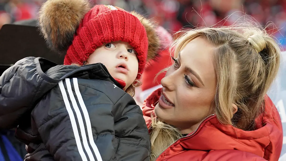 NFL, American Football Herren, USA AFC Championship-Cincinnati Bengals at Kansas City Chiefs Jan 29, 2023 Kansas City, Missouri, USA Brittany Mahomes holds up Sterling Skye as they watch warmups before the AFC Championship game between the Kansas City Chiefs and the Cincinnati Bengals at GEHA Field at Arrowhead Stadium. Kansas City GEHA Field at Arrowhead Stadium Missouri USA, EDITORIAL USE ONLY PUBLICATIONxINxGERxSUIxAUTxONLY Copyright: xDennyxMedleyx 20230129_jcd_sm8_0067