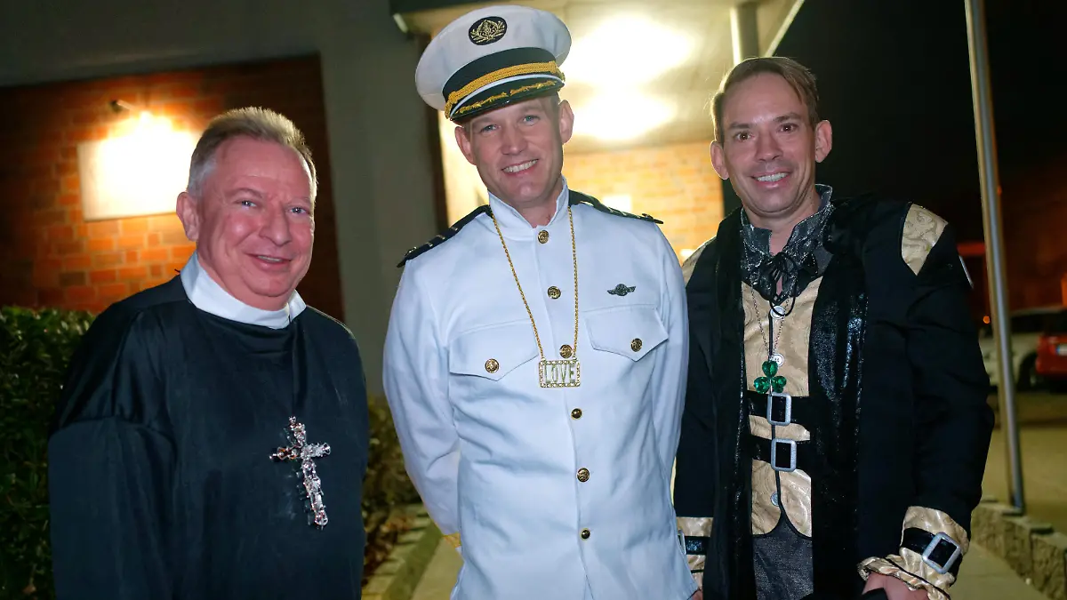 Stephan Pusch, Landrat des Kreises Heinsberg (CDU), der Virologe Hendrik Streeck und sein Ehepartner Paul Zubeil (l-r) kommen verkleidet zur Kappensitzung des Karnevalvereins Langbröker Dicke Flaa im Bürgertreff in Gangelt-Langbroich. (zu dpa: «Virologe Streeck feiert Karneval im einstigen Corona-Epizentrum»)