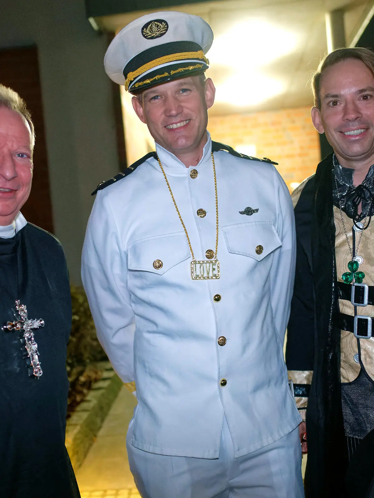 Stephan Pusch, Landrat des Kreises Heinsberg (CDU), der Virologe Hendrik Streeck und sein Ehepartner Paul Zubeil (l-r) kommen verkleidet zur Kappensitzung des Karnevalvereins Langbröker Dicke Flaa im Bürgertreff in Gangelt-Langbroich. (zu dpa: «Virologe Streeck feiert Karneval im einstigen Corona-Epizentrum»)