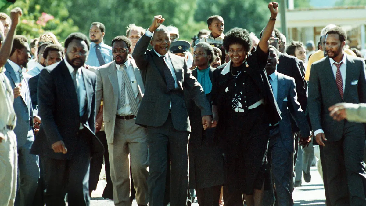 Der wohl berühmteste politische Häftling der Welt, Nelson Mandela und seine Ehefrau Winnie, grüßen mit erhobener Faust am 11.02.1990 nach seiner Freilassung in Paarl die jubelnde Menschenmenge am Wegesrand. Nach 27 Jahren Haft, davon fast 18 im Gefängnis auf Robben Island, wurde der Führer des African National Congress (ANC) am 11. Februar 1990 frei gelassen. Gut vier Jahre später, am 10. Mai 1994, wurde der charismatische Politiker als erster Farbiger zum neuen Staatspräsidenten des ehemaligen Apartheid-Staates Südafrika vereidigt.