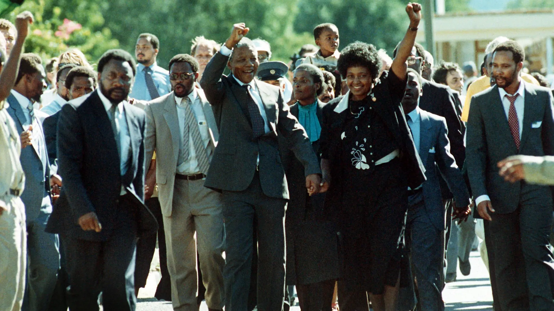 Der wohl berühmteste politische Häftling der Welt, Nelson Mandela und seine Ehefrau Winnie, grüßen mit erhobener Faust am 11.02.1990 nach seiner Freilassung in Paarl die jubelnde Menschenmenge am Wegesrand. Nach 27 Jahren Haft, davon fast 18 im Gefängnis auf Robben Island, wurde der Führer des African National Congress (ANC) am 11. Februar 1990 frei gelassen. Gut vier Jahre später, am 10. Mai 1994, wurde der charismatische Politiker als erster Farbiger zum neuen Staatspräsidenten des ehemaligen Apartheid-Staates Südafrika vereidigt.