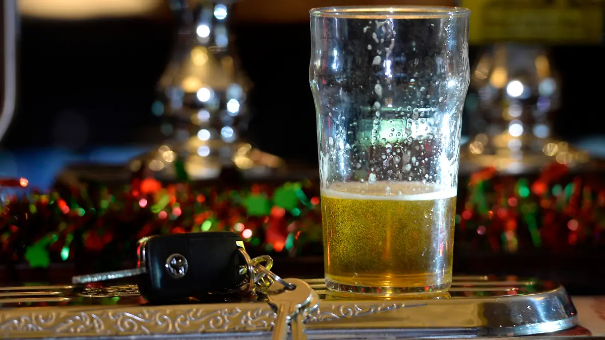A pint of beer is seen at the bar of a pub next to some car keys, after a survey suggested that Londoners are least likely to have drink or drug-driving convictions while a town in Wales has the worst record. PRESS ASSOCIATION Photo. Picture date: We