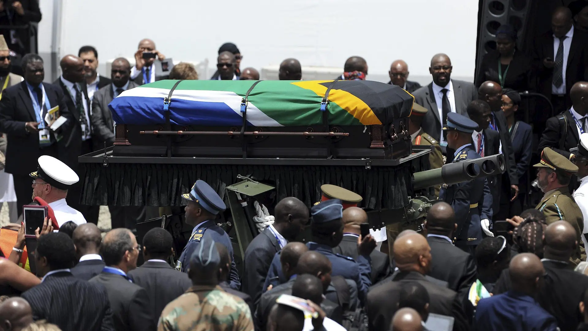 Nelson Mandela State Funeral QUNU, SOUTH AFRICA - DECEMBER 15: The funeral procession leaving for the grave site following Madiba s State Funeral on December 15, 2013 in Qunu, South Africa. Nelson Mandela passed away on the evening of December 5, 2013 at his home. He is laid to rest at his homestead in Qunu during a State Funeral. ( PUBLICATIONxINxGERxSUIxAUTxONLY Gallo20466375