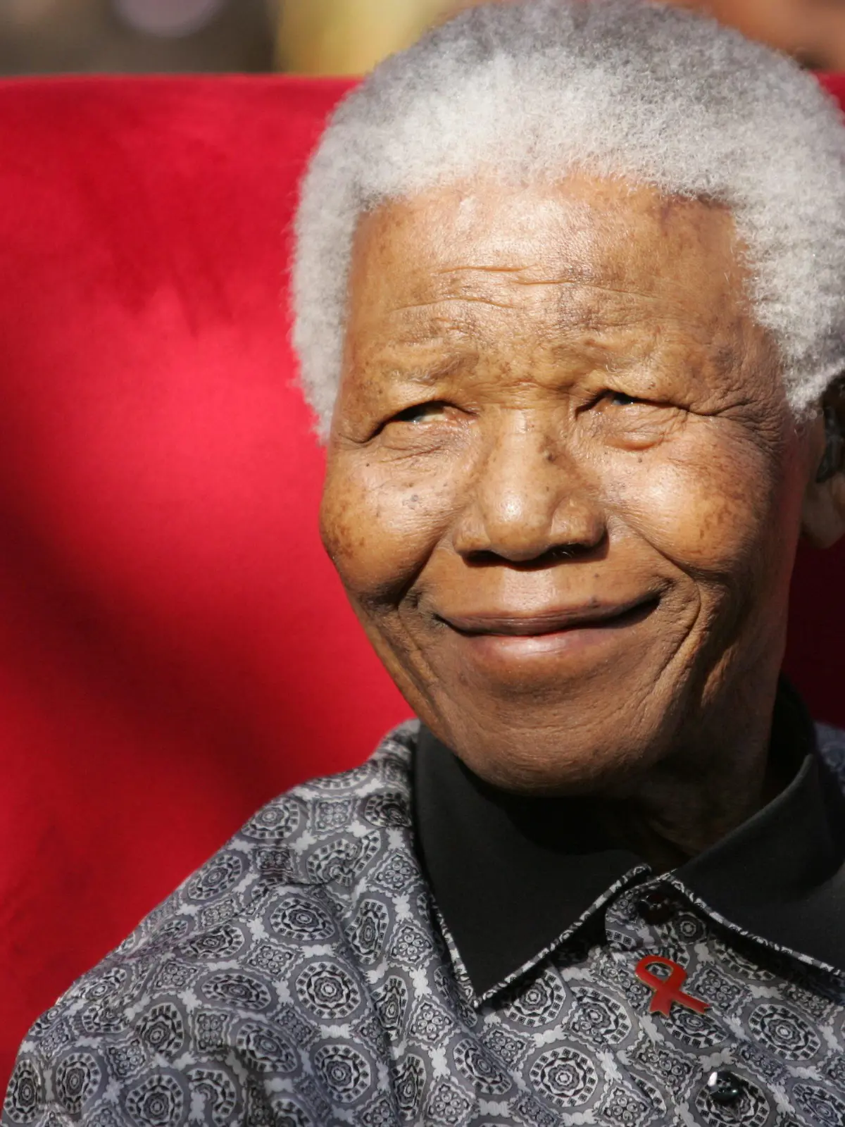 ARCHIV - 20.07.2005, Südafrika, Johannesburg: Friedensnobelpreisgewinner Nelson Mandela. Der Architekt des neuen, demokratischen Südafrikas wäre Mitte Juli 100 Jahre alt geworden. Nelson Mandela wird daher weltweit auf Festen und Veranstaltungen gewürdigt. Auch der Buchmarkt ist dabei. (zu dpa "Zum 100. Geburtstag kommt Mandelas zweite Biografie auf den Markt" vom 10.07.2018) Foto: Kim Ludbrook/EPA FILE/dpa +++ dpa-Bildfunk +++