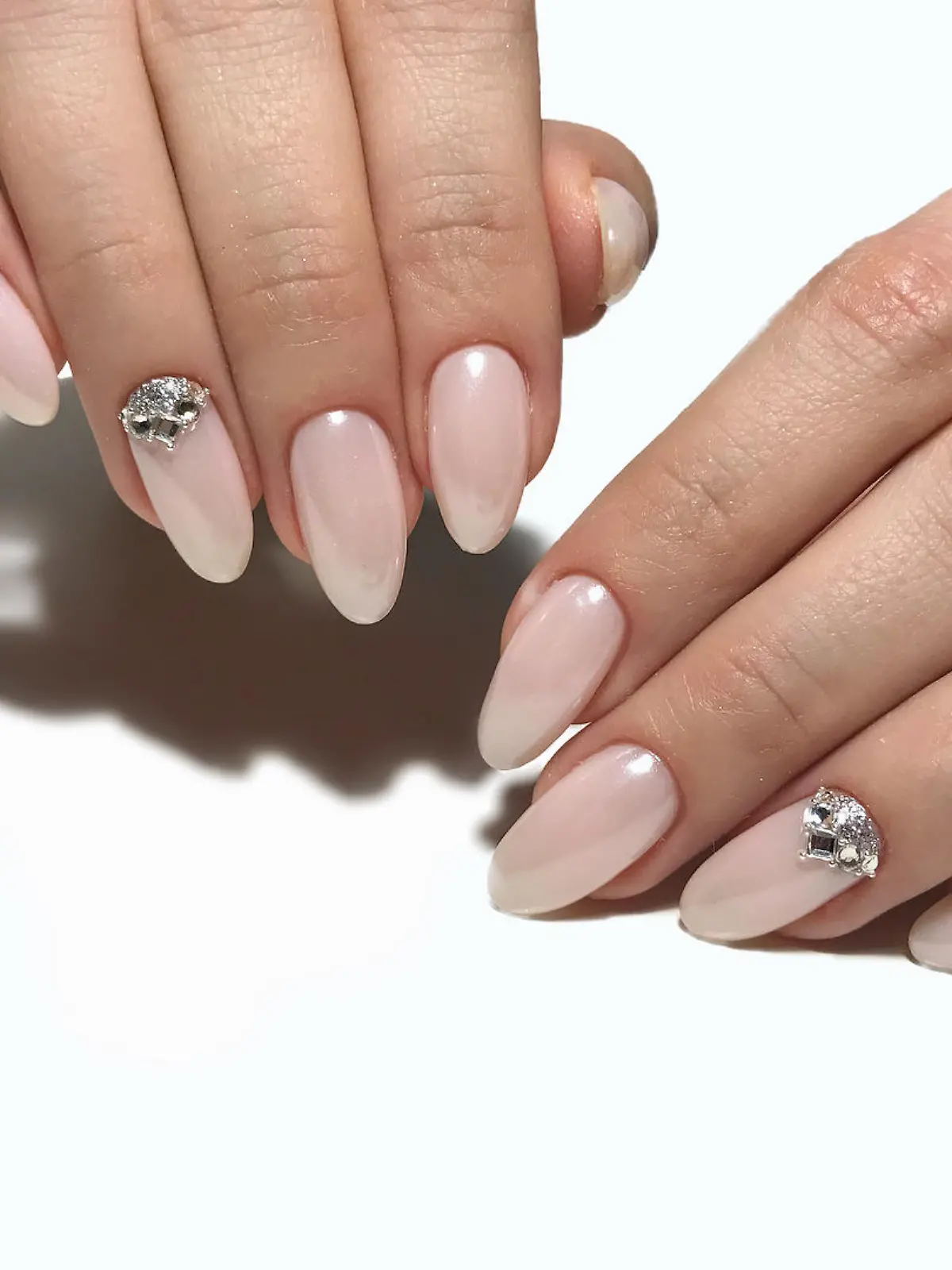 Beim Maniküre-Trend Russian Manicure wird die Nagelhaut komplett entfernt, was gesundheitliche Risiken birgt.