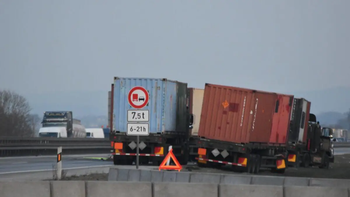 09.02.2023, Baden-Württemberg, Kirchberg an der Jagst: Laster stehen nach einem Unfall an der Autobahn. Mit tonnenweise Sprengstoff und Raketen beladene US-Militärtransporter sind am Donnerstag auf der Autobahn 6 zwischen Heilbronn und Nürnberg ineinander gekracht. Dabei wurden zwei Militärangehörige schwer verletzt, wie die Polizei mitteilte. Obwohl einer der Transporter Feuer fing, blieb die gefährliche Fracht einer ersten Einschätzung zufolge unbeschädigt. Foto: Marius Bulling/onw-images/Ostalb Network /dpa +++ dpa-Bildfunk +++
