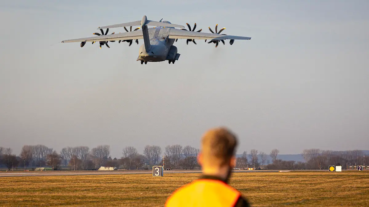 09.02.2023, Niedersachsen, Wunstorf: Das erste von drei Transportflugzeugen vom Typ Airbus A400M der Luftwaffe startet auf dem Gelände vom Fliegerhorst Wunstorf in der Region Hannover in Richtung Türkei. Rund 50 Tonnen Hilfsgüter schickt das Technische Hilfswerk (THW) Baden-Württemberg nach dem verheerenden Erdbeben in die Türkei. Foto: Moritz Frankenberg/dpa +++ dpa-Bildfunk +++