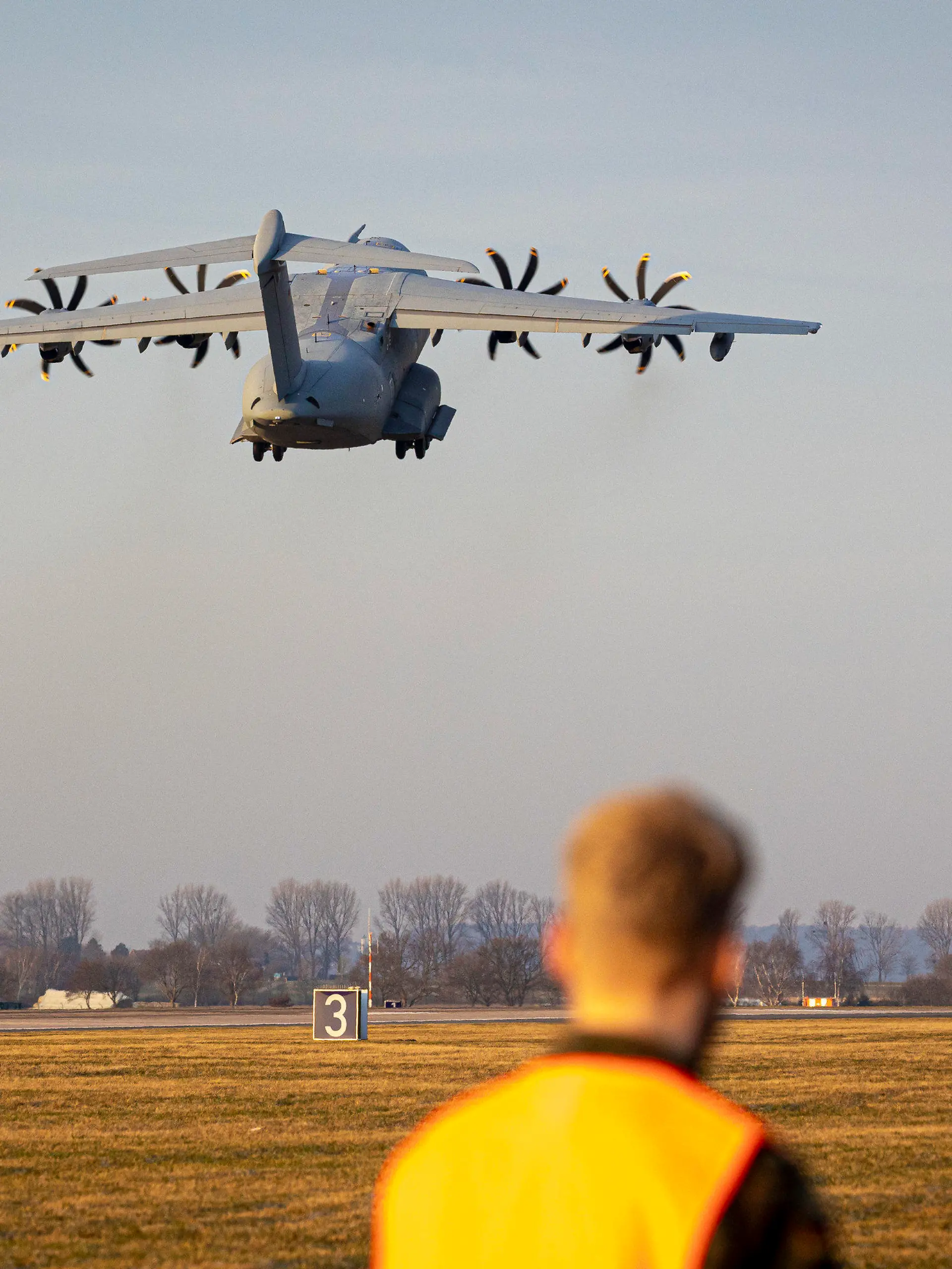09.02.2023, Niedersachsen, Wunstorf: Das erste von drei Transportflugzeugen vom Typ Airbus A400M der Luftwaffe startet auf dem Gelände vom Fliegerhorst Wunstorf in der Region Hannover in Richtung Türkei. Rund 50 Tonnen Hilfsgüter schickt das Technische Hilfswerk (THW) Baden-Württemberg nach dem verheerenden Erdbeben in die Türkei. Foto: Moritz Frankenberg/dpa +++ dpa-Bildfunk +++