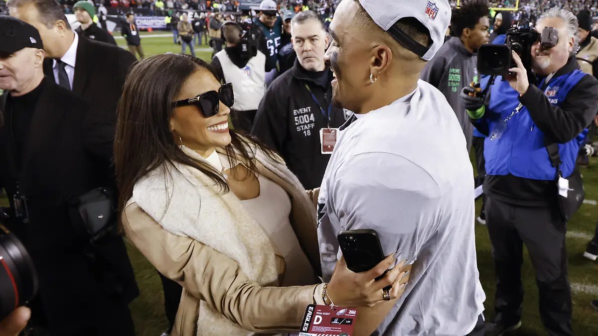 Philadelphia Eagles quarterback Jalen Hurts and Bryonna Bry Burrows meet on the field after the NFC Championship Game against the San Francisco 49ers at Lincoln Financial Field in Philadelphia, Pennsylvania on Sunday, January 29, 2023. The Eagles defeated the 49ers 31-7 and advance to the Super Bowl. PUBLICATIONxINxGERxSUIxAUTxHUNxONLY PHI20230129601 JOHNxANGELILLO