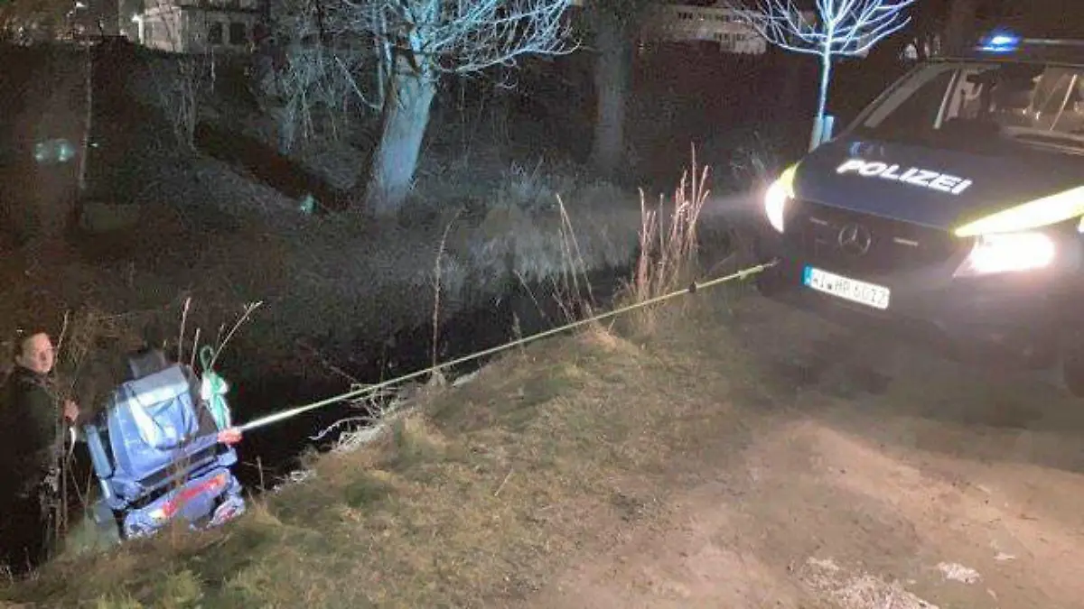 Bergung des Krankenfahrstuhls aus dem Wahlebach