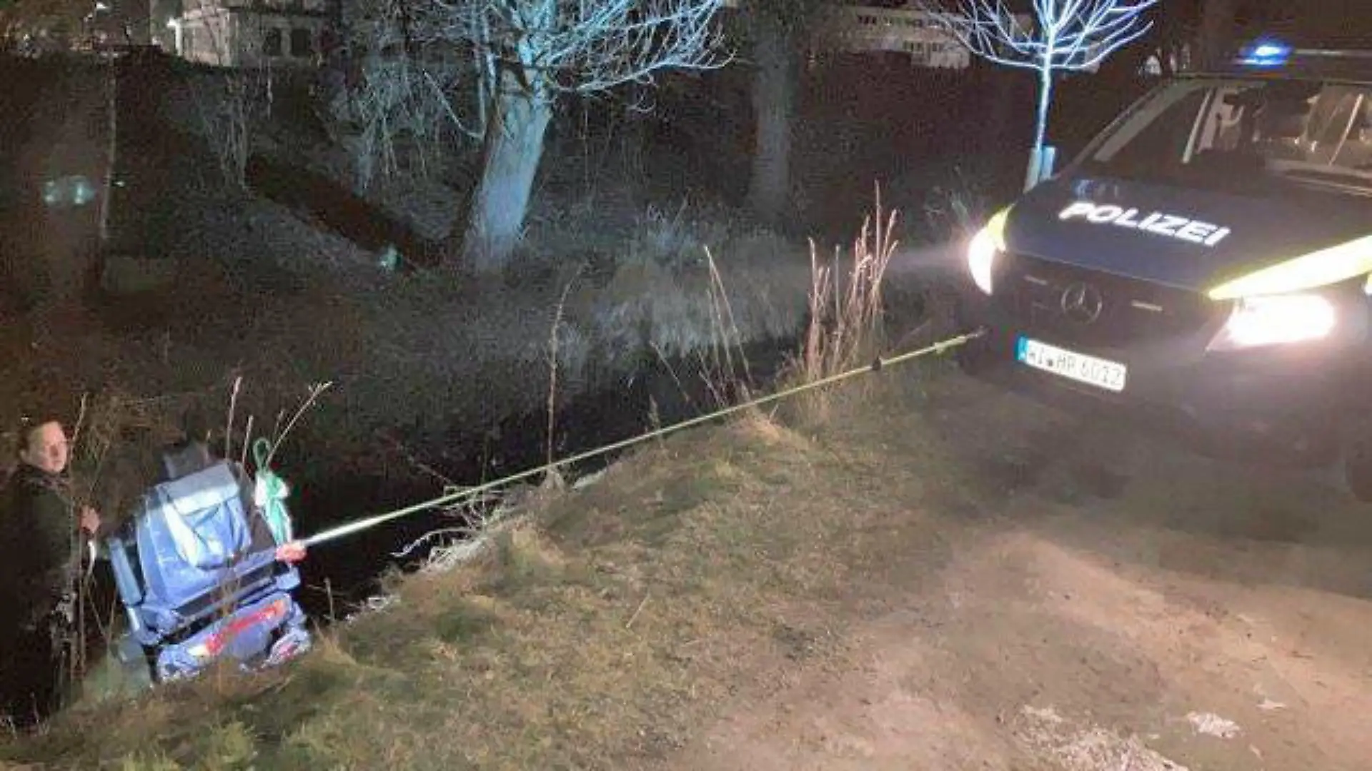 Bergung des Krankenfahrstuhls aus dem Wahlebach