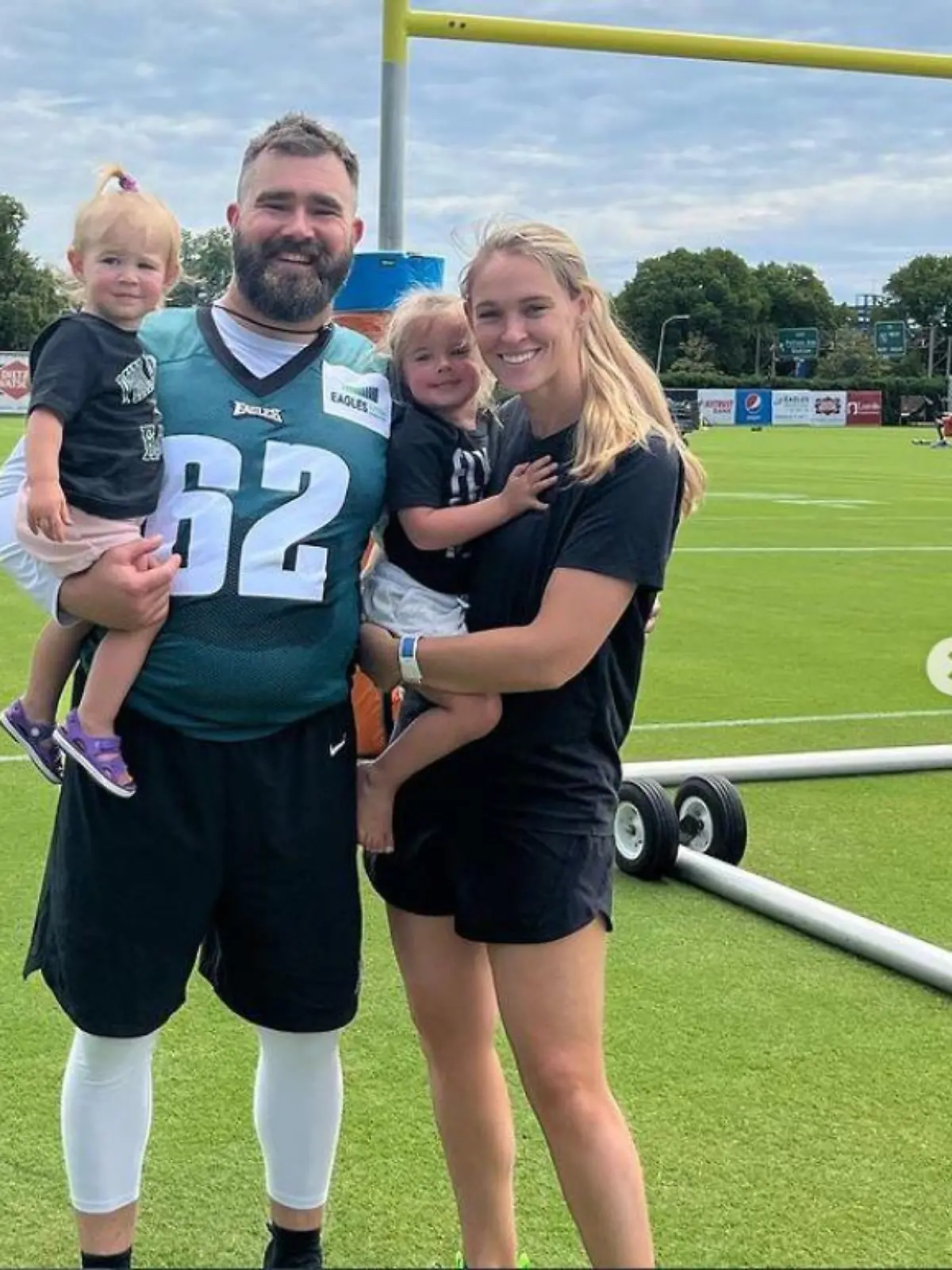 Jason Kelce und seine Frau Kylie erwarten ihr drittes Töchterchen