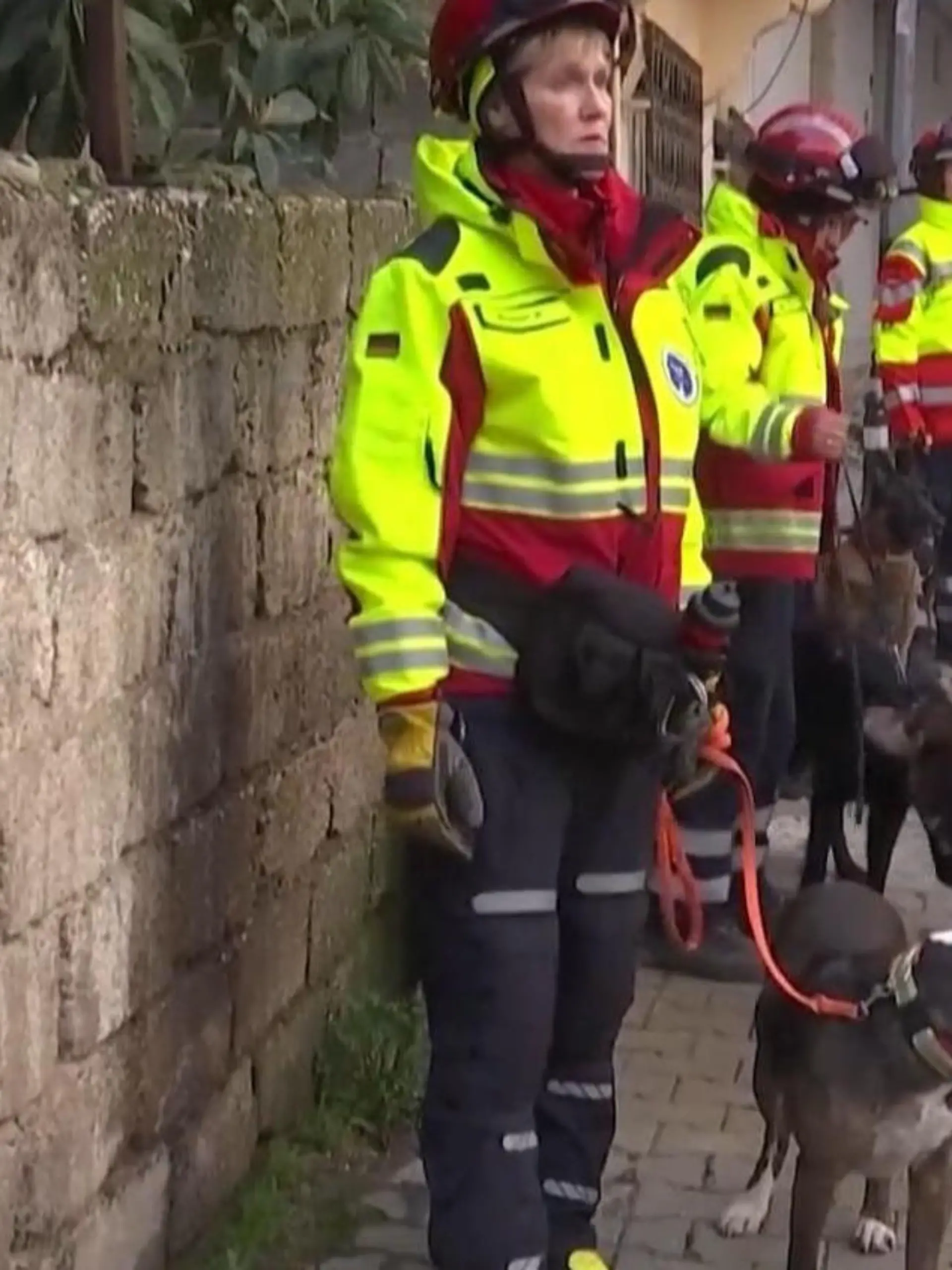 Wenn es darum geht, Überlebende unter riesigen Trümmerbergen zu finden sind sie unersetzlich: Rettungs- und Suchhunde, die speziell für solche Einsätze ausgebildet werden. Warum die die Vierbeiner so wichtig sind und was sie sogar besser macht, als modernes Hightech-Equipment wie Roboter und Drohnen, zeigen wir im Video.