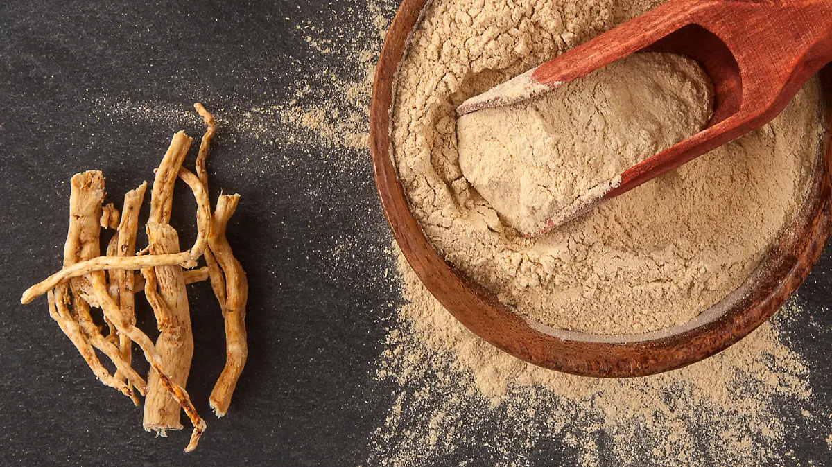 Ashwagandha als Pulver und Wurzel.