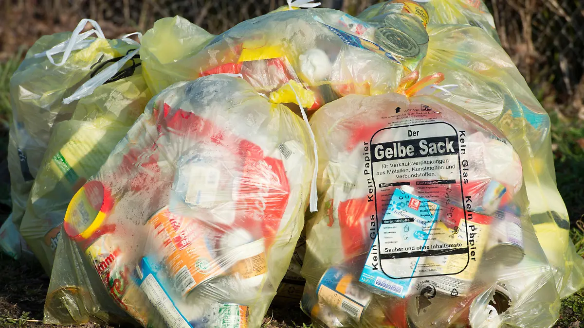 ARCHIV - 11.03.2014, Brandenburg, Sieversdorf: Gelbe Säcke stehen an einem Grundstück zur Abholung bereit. (zu dpa: «Nach ELS-Insolvenz: Kommunen sitzen auf 70 Millionen Euro Forderungen» vom 06.06.2018) Foto: Patrick Pleul/dpa-Zentralbild/dpa +++ dpa-Bildfunk +++