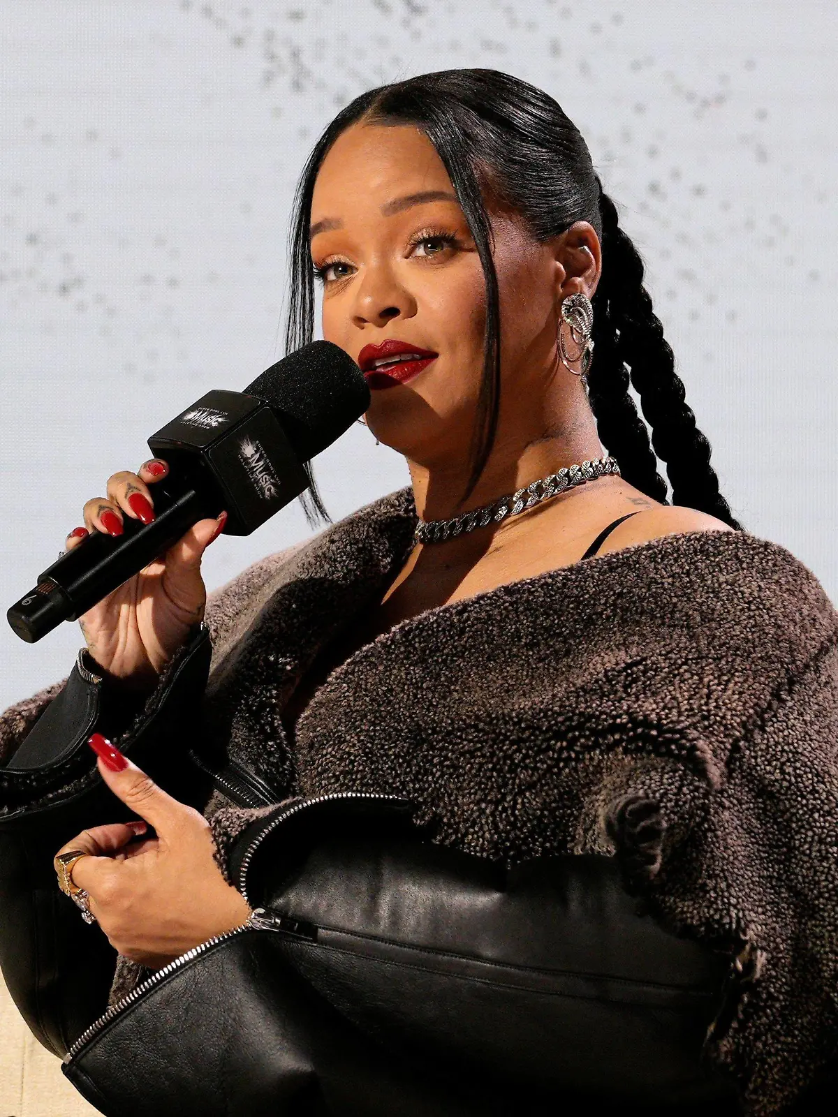 Sport Bilder des Tages Mandatory Credit: Photo by Dave Shopland/Shutterstock 13760761r Rihanna Rihanna press conference, PK, Pressekonferenz Super Bowl LVII, NFL, American Football Herren, USA Arizona, USA - 09 Feb 2023 Rihanna Press Conference, Super Bowl LVII, NFL, Arizona, USA - 09 Feb 2023 PUBLICATIONxINxGERxSUIxAUTxHUNxGRExMLTxCYPxROUxBULxUAExKSAxONLY Copyright: xDavexShopland/Shutterstockx 13760761r