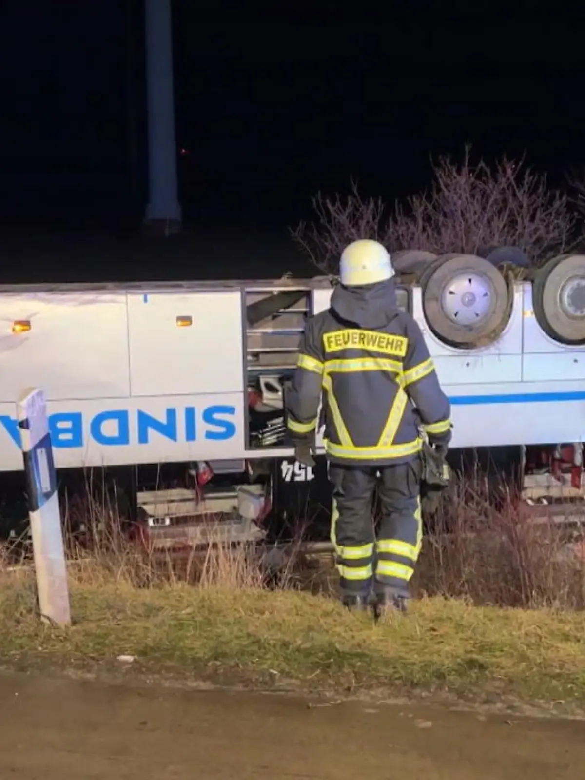 Ein Reisebus mit 60 Menschen an Bord ist auf der Autobahn 2 bei Magdeburg von der Fahrbahn abgekommen und umgekippt. Der Bus sei auf dem Dach zum Liegen gekommen. Die Unfallursache war zunächst unklar.