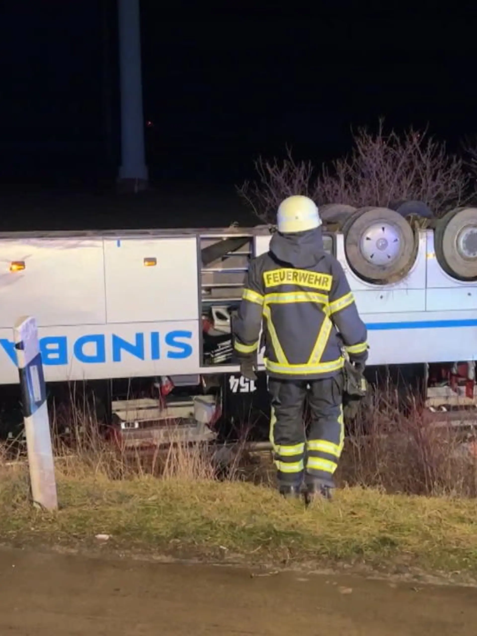 Ein Reisebus mit 60 Menschen an Bord ist auf der Autobahn 2 bei Magdeburg von der Fahrbahn abgekommen und umgekippt. Der Bus sei auf dem Dach zum Liegen gekommen. Die Unfallursache war zunächst unklar.