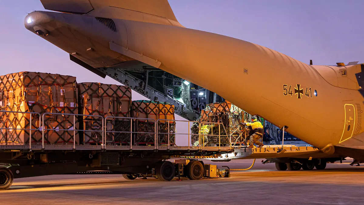 09.02.2023, Niedersachsen, Wunstorf: Ein Transportflugzeug vom Typ Airbus A400M der Luftwaffe wird auf dem Gelände vom Fliegerhorst Wunstorf in der Region Hannover mit Hilfsgütern beladen. Rund 50 Tonnen Hilfsgüter schickt das Technische Hilfswerk (THW) Baden-Württemberg nach dem verheerenden Erdbeben in die Türkei. Foto: Moritz Frankenberg/dpa +++ dpa-Bildfunk +++