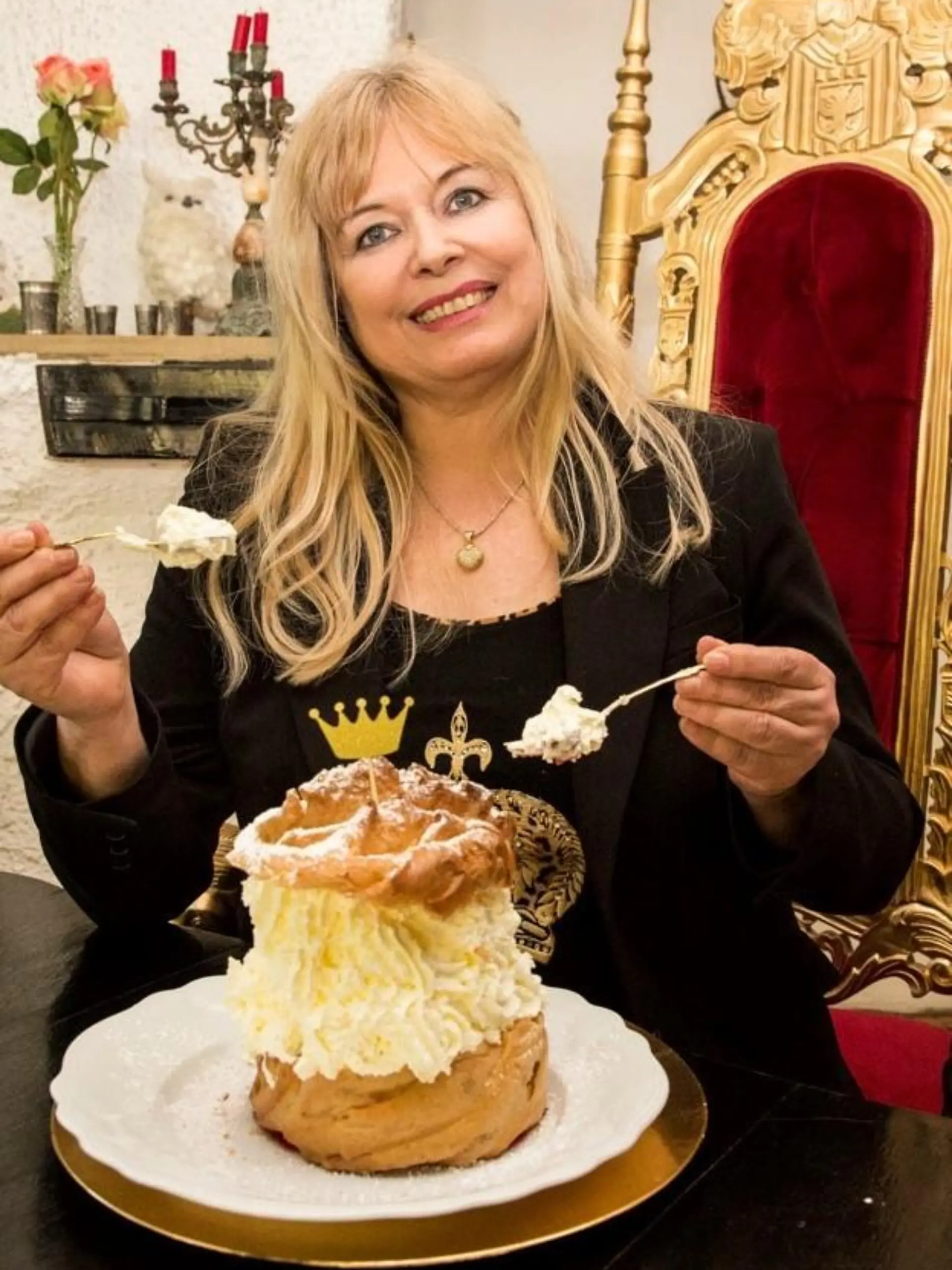 Ruling Princess Susanne zu Romkerhall (Susanne Frstin zu Romkerhall): The smallest Kingdom of the World

Romkerhall, Germany on May 4, 2018.


PICTURED: The Hunting Room (Jagdzimmer)  with the famous dessert 'Knigin Erina Gedchtnis Windbeutel'