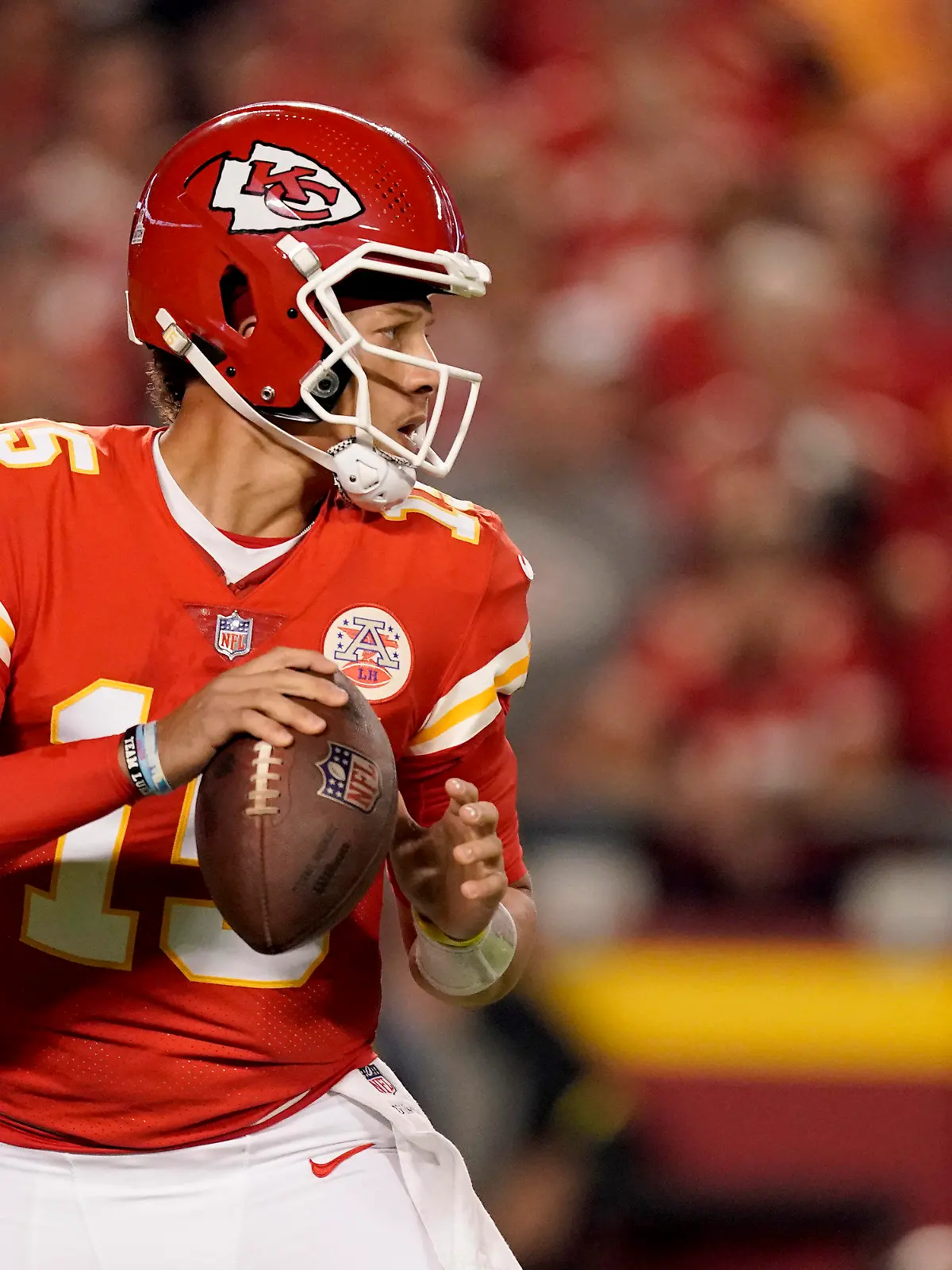 ARCHIV - 10.10.2022, USA, Kansas City: American Football: Profiliga NFL, Hauptrunde, 5. Spieltag, Kansas City Chiefs - Las Vegas Raiders. Kansas City Chiefs-Quarterback Patrick Mahomes in Aktion. Mahomes ist zum zweiten Mal in seiner Karriere zum MVP der NFL-Saison gewählt worden. (zu dpa: «Mahomes zum zweiten Mal MVP in der NFL») Foto: Charlie Riedel/AP/dpa +++ dpa-Bildfunk +++