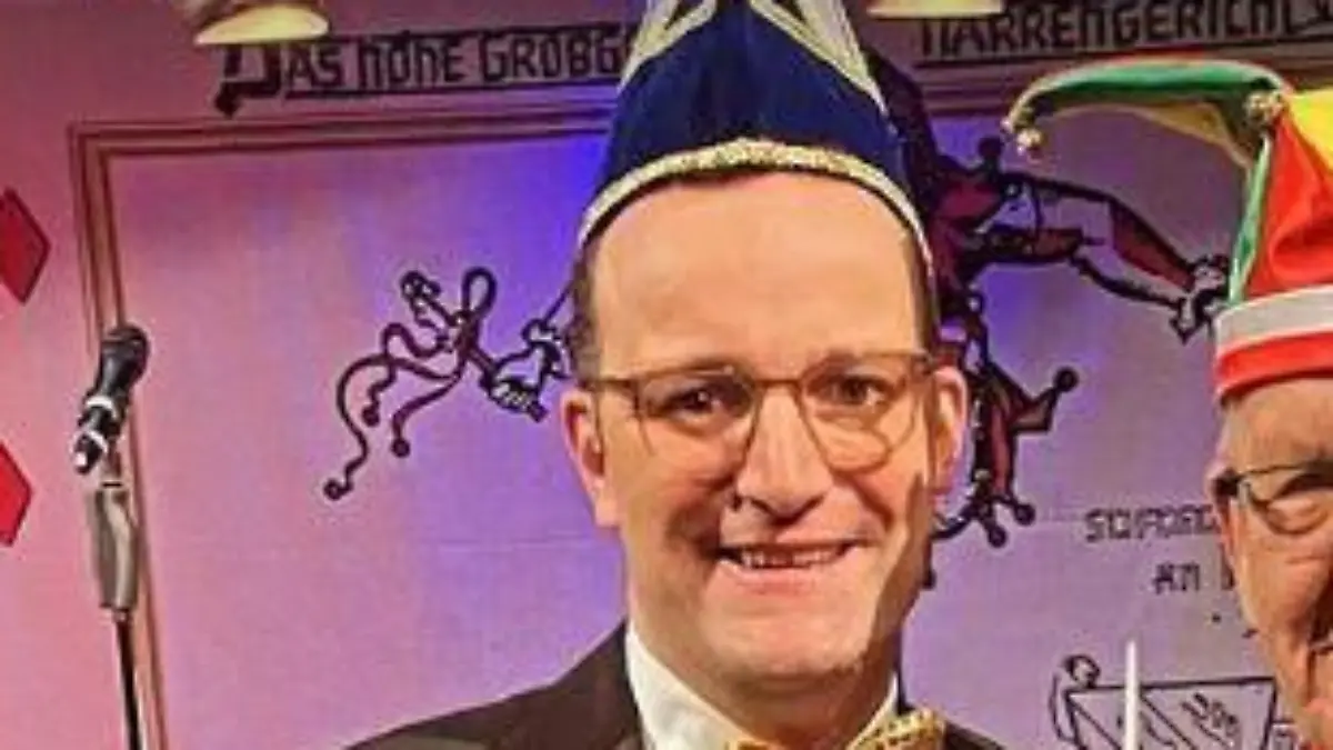 Jens Spahn posiert mit Winfried Kretschmann beim Stockacher Narrengericht. Das Bild postete er in seiner Instagramstory.