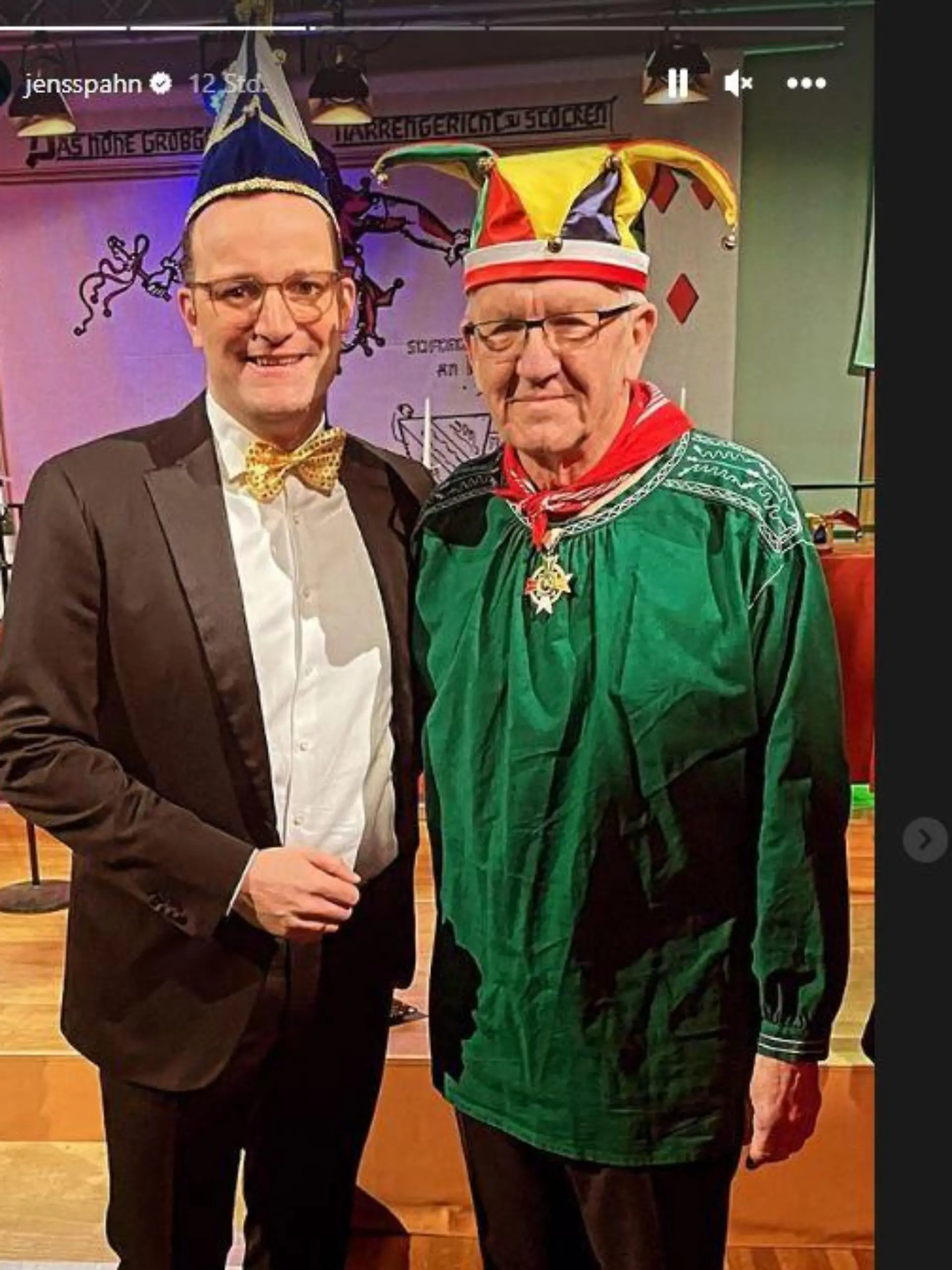 Jens Spahn posiert mit Winfried Kretschmann beim Stockacher Narrengericht. Das Bild postete er in seiner Instagramstory.