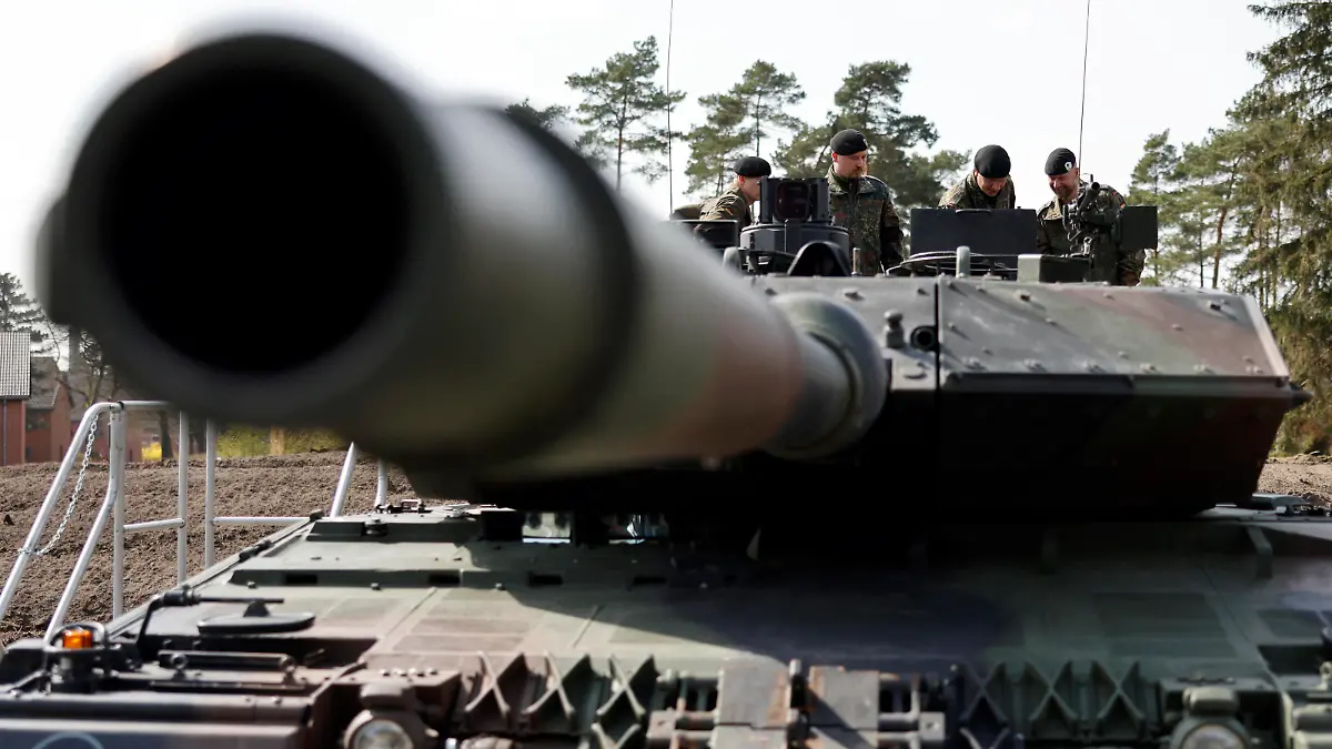 Ein Leopard 2A6 der Bundeswehr steht beim Besuch von NRW-Ministerpräsident Hendrik Wüst bei der Panzerbrigade 21 Lipperland in der Generalfeldmarschall-Rommel-Kaserne im Kreis Lippe. Dieser Truppenteil der Bundeswehr stellt regelmäßig Kräfte zur Erfüllung der internationalen Verpflichtungen der Bundesrepublik Deutschland zur Verfügung wie etwa im Rahmen der geplanten NATO-Präsenzerhöhung in Litauen 2022. Augustdorf, 30.03.2022 NRW Deutschland *** A Leopard 2A6 of the German Armed Forces stands during the visit of North Rhine-Westphalias Minister President Hendrik Wüst to the 21 Lipperland Armored Brigade at the Generalfeldmarschall Rommel barracks in the Lippe district This unit of the German Armed Forces regularly provides force Copyright: xChristophxHardtx