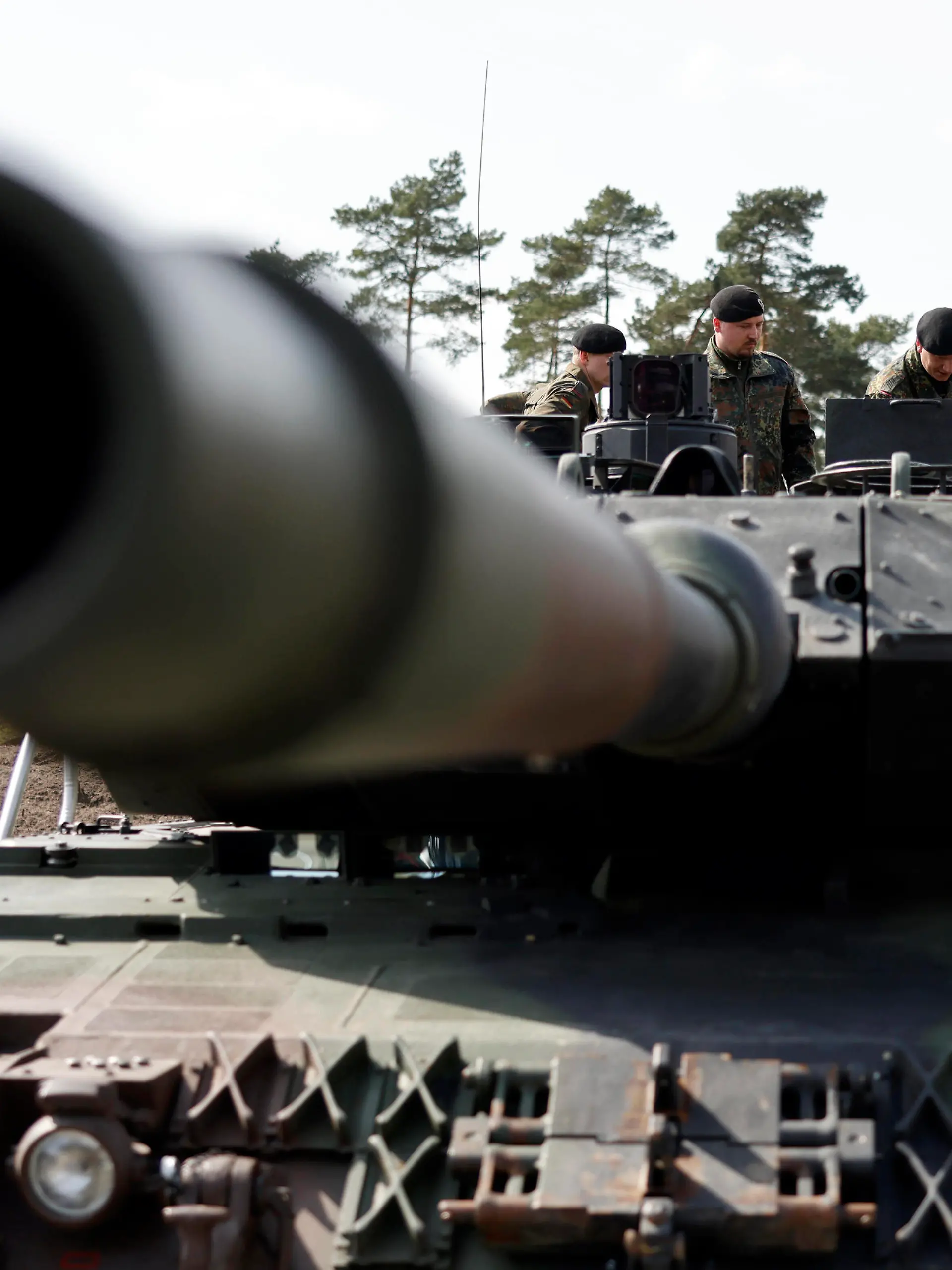 Ein Leopard 2A6 der Bundeswehr steht beim Besuch von NRW-Ministerpräsident Hendrik Wüst bei der Panzerbrigade 21 Lipperland in der Generalfeldmarschall-Rommel-Kaserne im Kreis Lippe. Dieser Truppenteil der Bundeswehr stellt regelmäßig Kräfte zur Erfüllung der internationalen Verpflichtungen der Bundesrepublik Deutschland zur Verfügung wie etwa im Rahmen der geplanten NATO-Präsenzerhöhung in Litauen 2022. Augustdorf, 30.03.2022 NRW Deutschland *** A Leopard 2A6 of the German Armed Forces stands during the visit of North Rhine-Westphalias Minister President Hendrik Wüst to the 21 Lipperland Armored Brigade at the Generalfeldmarschall Rommel barracks in the Lippe district This unit of the German Armed Forces regularly provides force Copyright: xChristophxHardtx