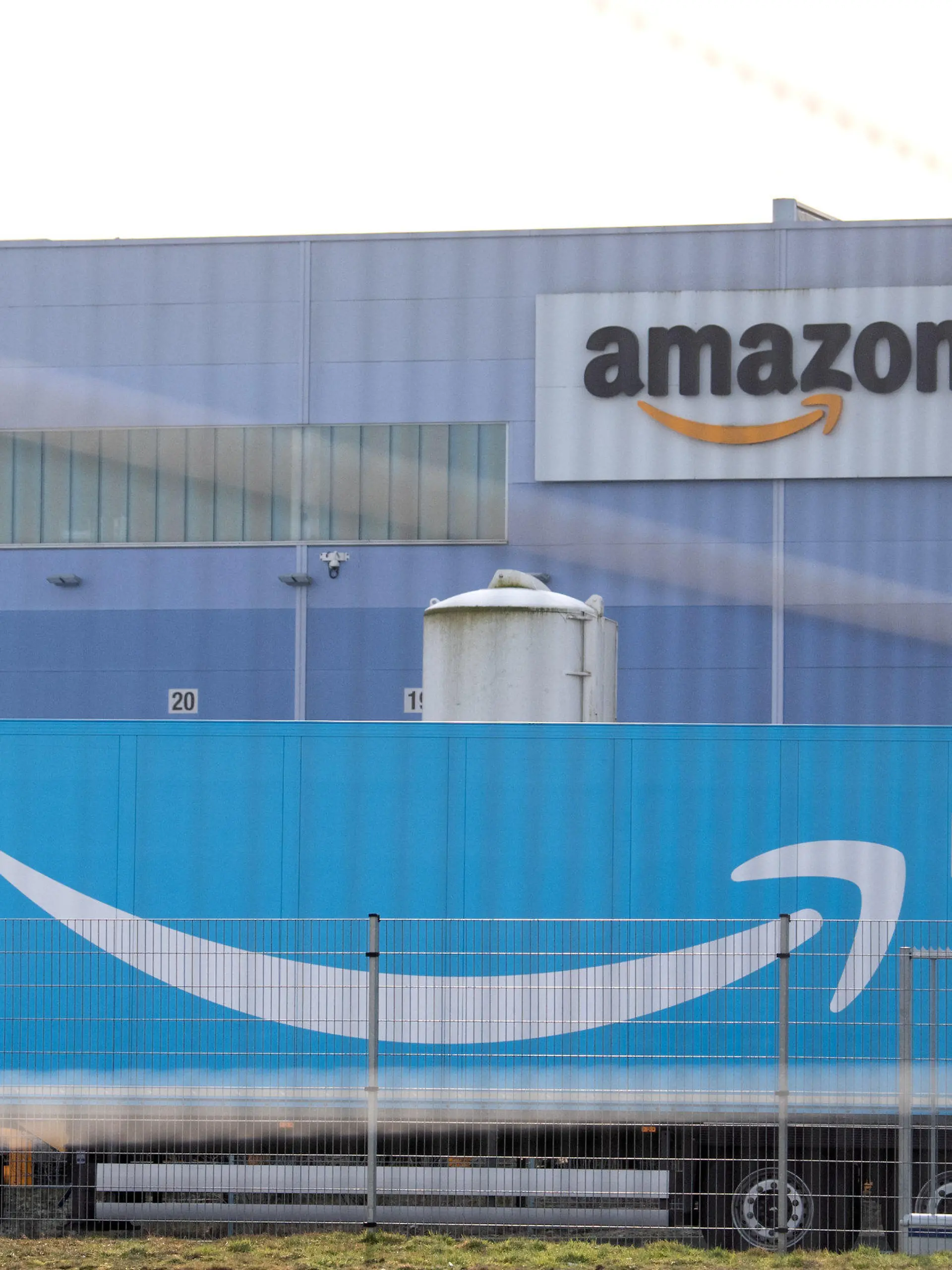 09.02.2023, Niedersachsen, Winsen (Luhe): Ein Lastwagen fährt über das Amazon Logistikzentrum in Winsen. Das Verwaltungsgericht Hannover verhandelt darüber, ob die ständige Kontrolle der Mitarbeiter beim Online-Händler Amazon rechtens ist. In einem datenschutzrechtlichen Kontrollverfahren klagt die Amazon Logistik Winsen GmbH gegen die Landesbeauftragte für den Datenschutz Niedersachsen, Thiel. (zu dpa ·Verwaltungsgericht verhandelt über Mitarbeiterkontrolle bei Amazon·) Foto: Daniel Bockwoldt/dpa +++ dpa-Bildfunk +++