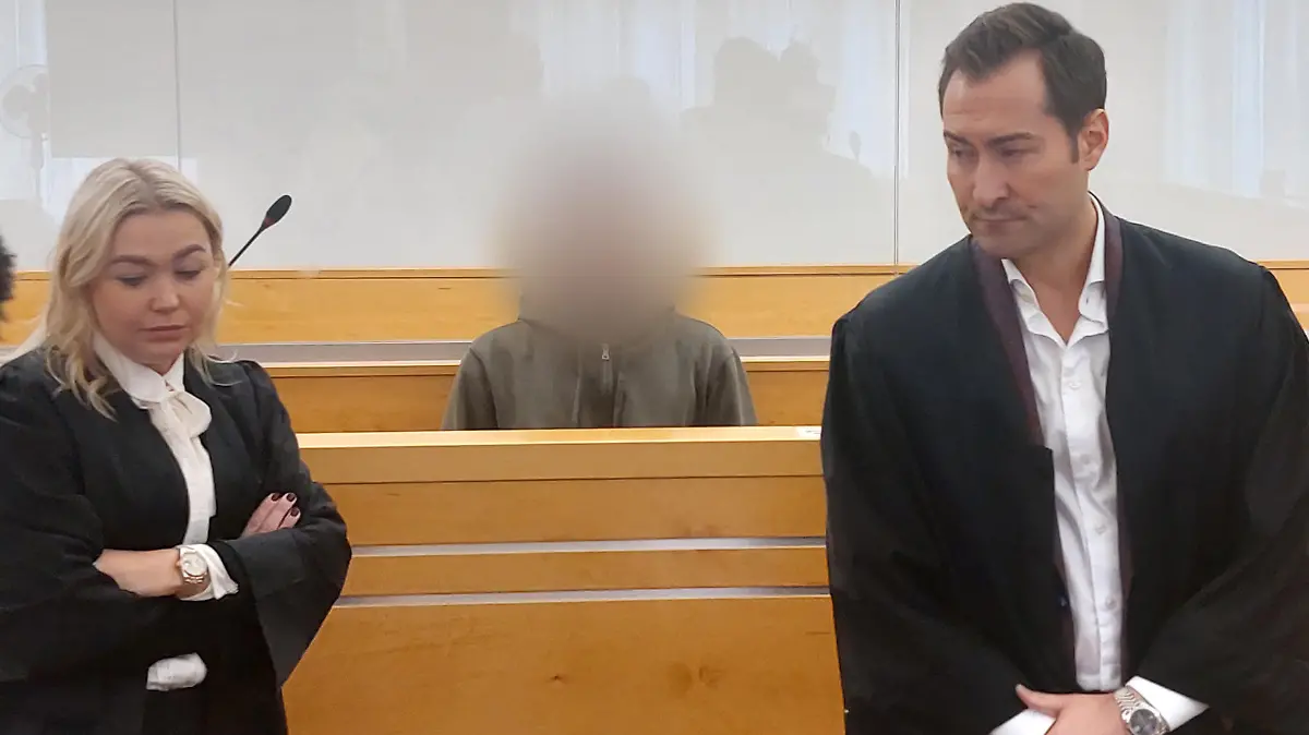 Der angeklagte Ioannis K. ist 28 Jahre alt und ledig. Er selbst bezeichnete sich im Prozessverlauf als „seelisch und psychisch krank".