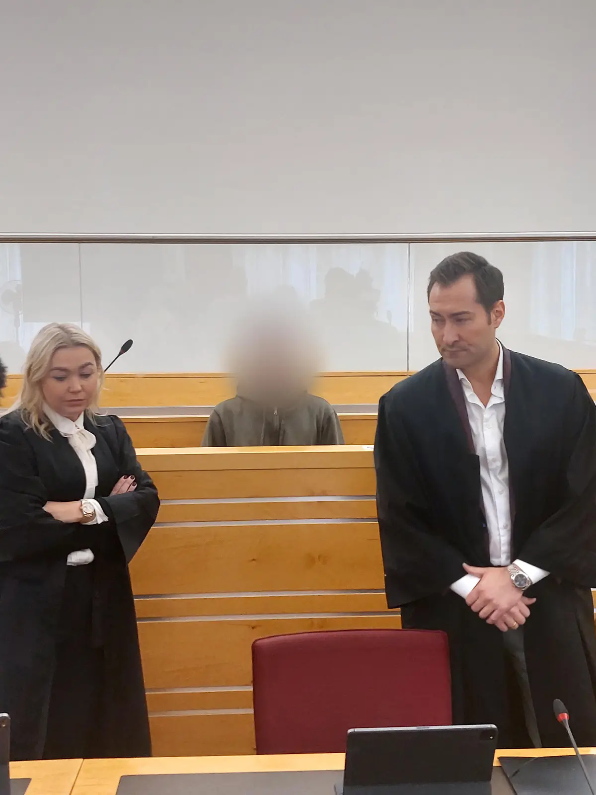 Der angeklagte Ioannis K. ist 28 Jahre alt und ledig. Er selbst bezeichnete sich im Prozessverlauf als „seelisch und psychisch krank".