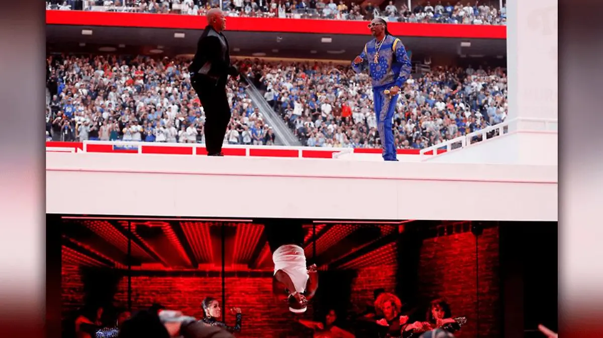 Überraschungsgast 50 Cent erschien mit einer Schar Tänzerinnen auf der Bühne und perfomte seinen Hit "In Da Club" - in passender Kulisse.